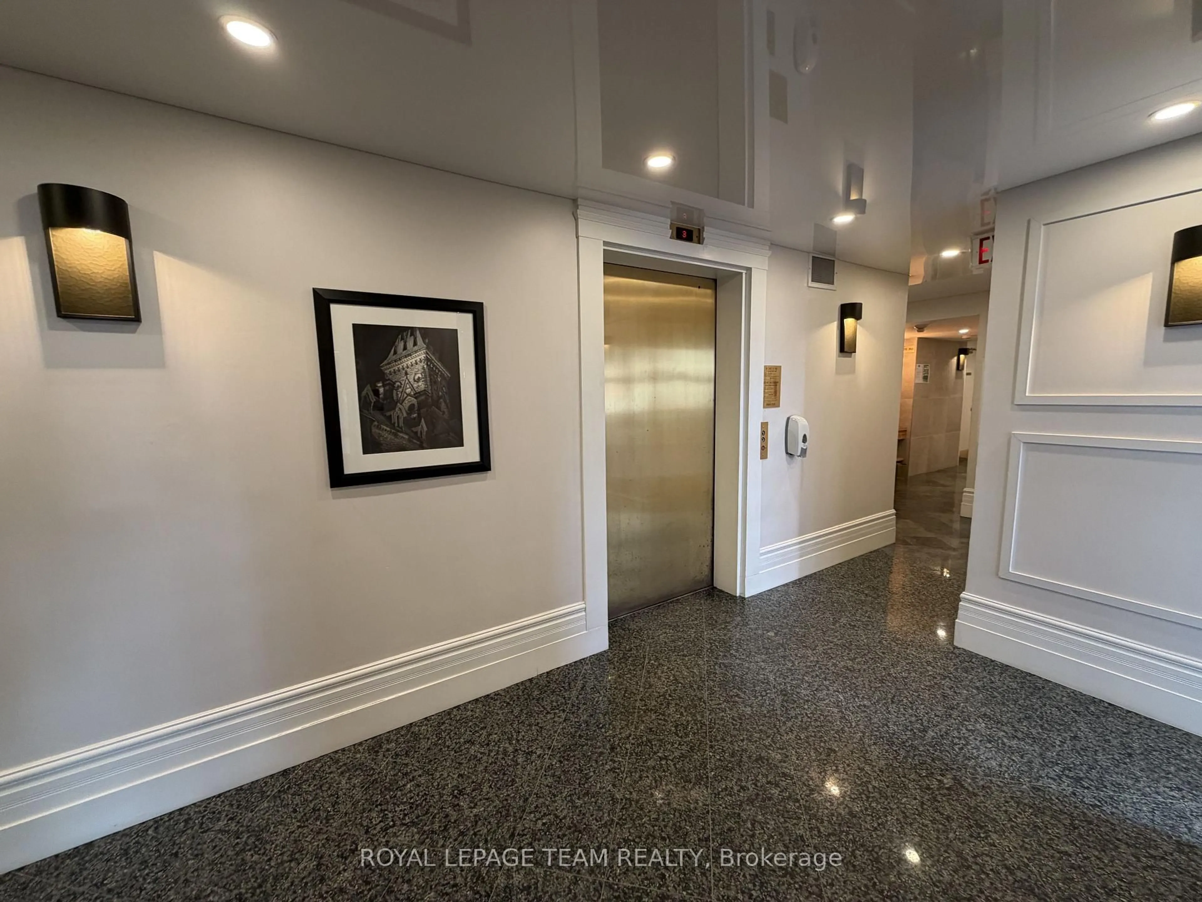 Indoor foyer for 550 Cambridge St #102, Ottawa Ontario K1S 5N3