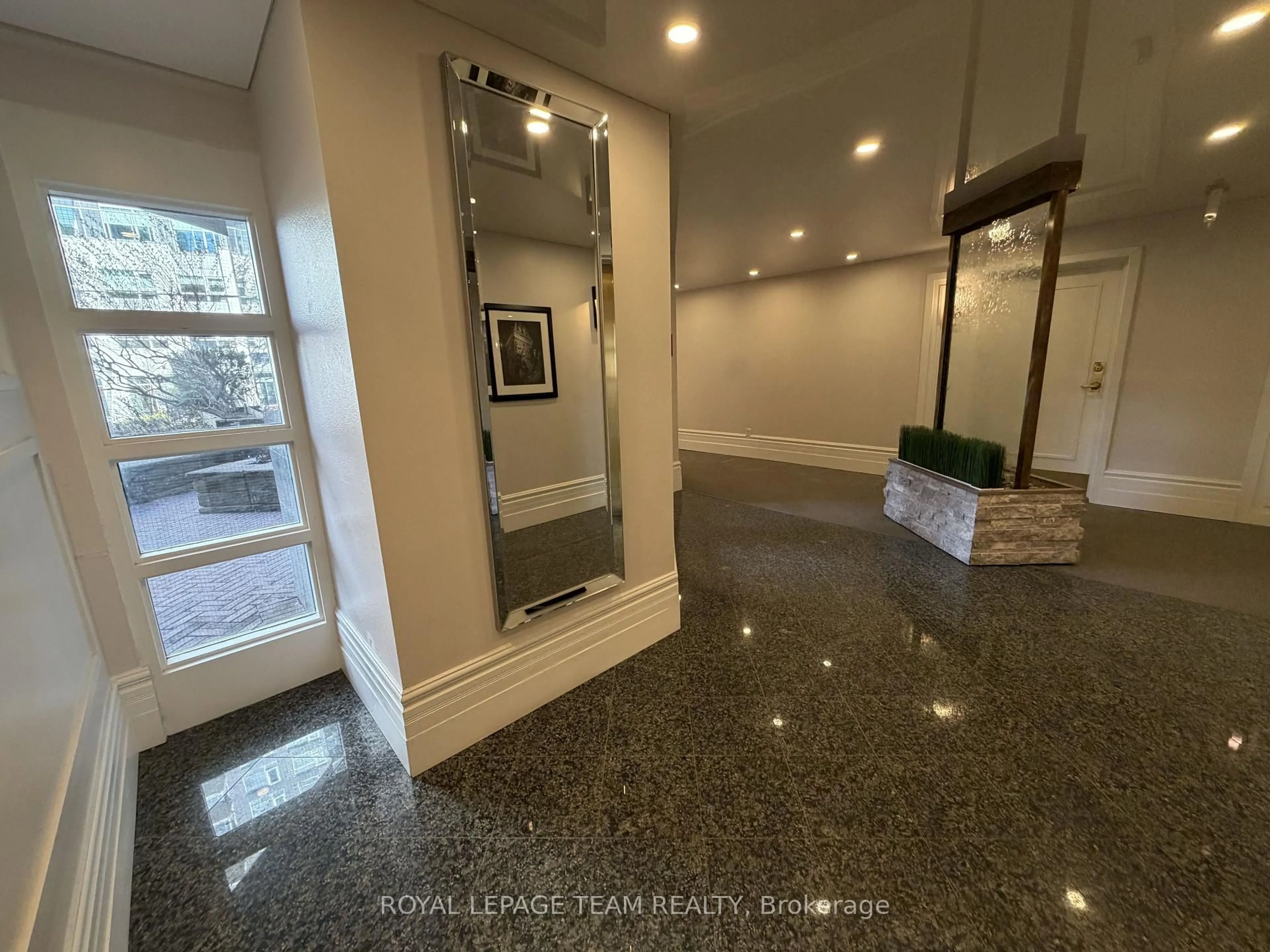 Indoor foyer for 550 Cambridge St #102, Ottawa Ontario K1S 5N3