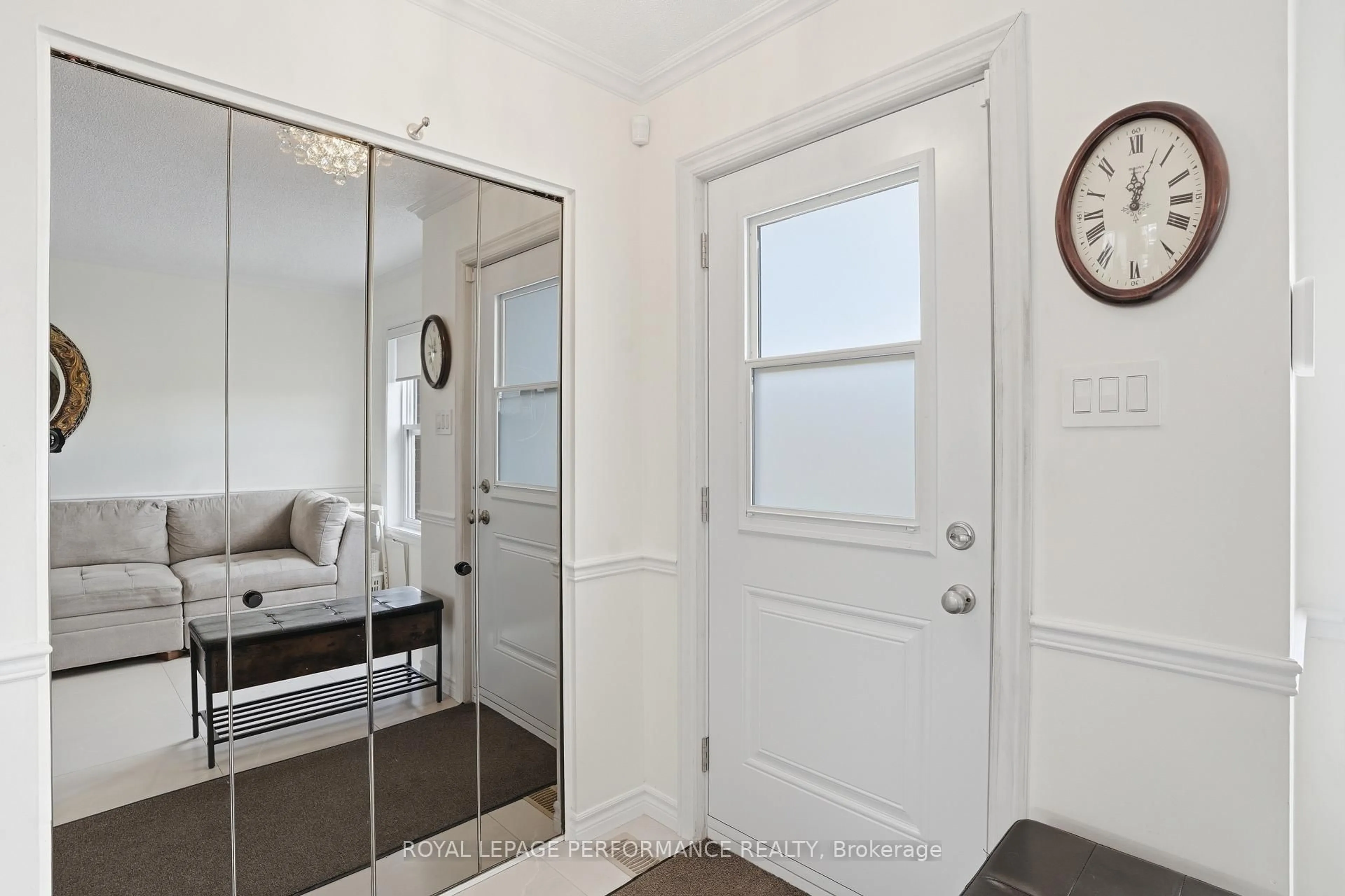 Indoor entryway for 768 Nelson St, Hawkesbury Ontario K6A 3P2