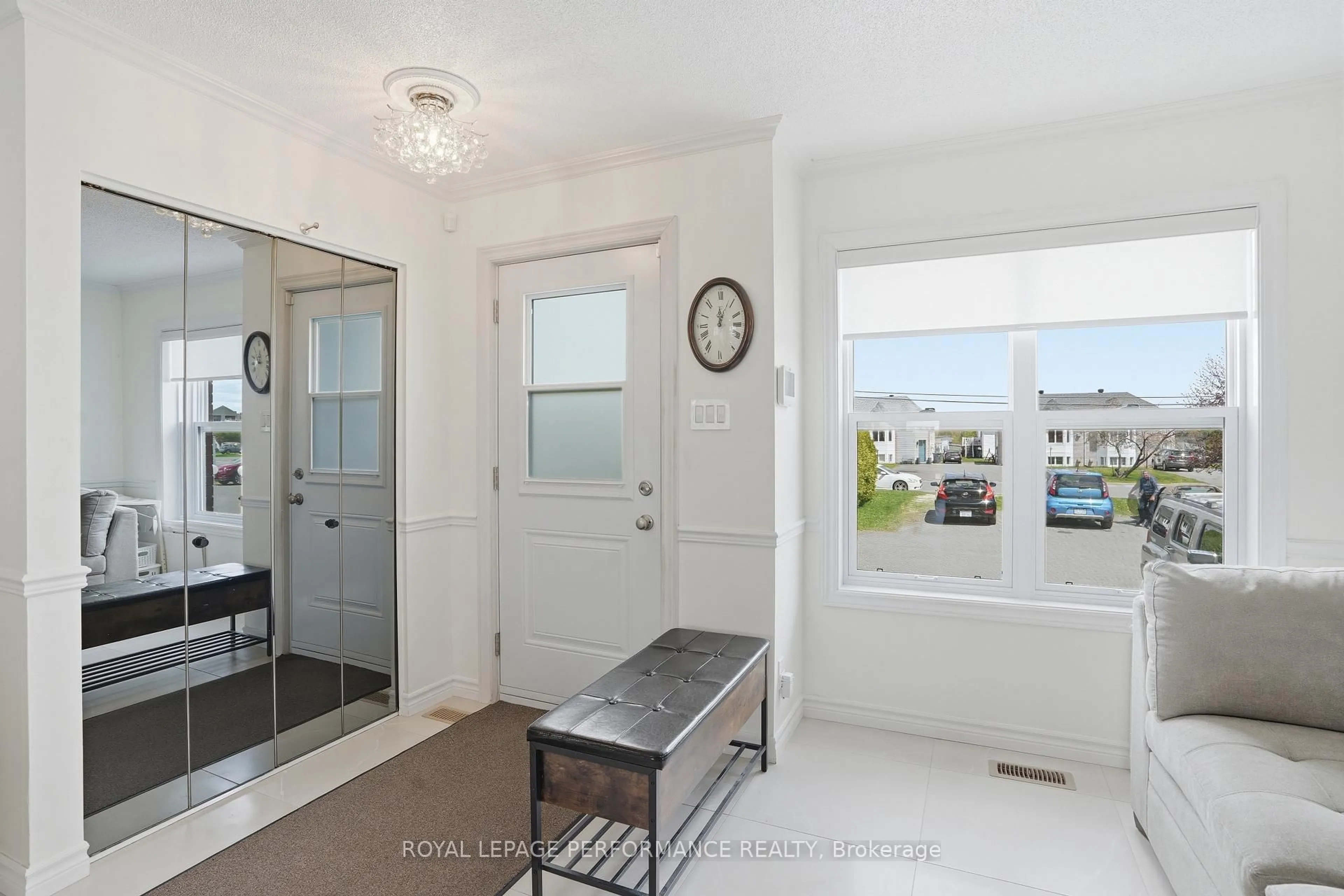 Indoor entryway for 768 Nelson St, Hawkesbury Ontario K6A 3P2
