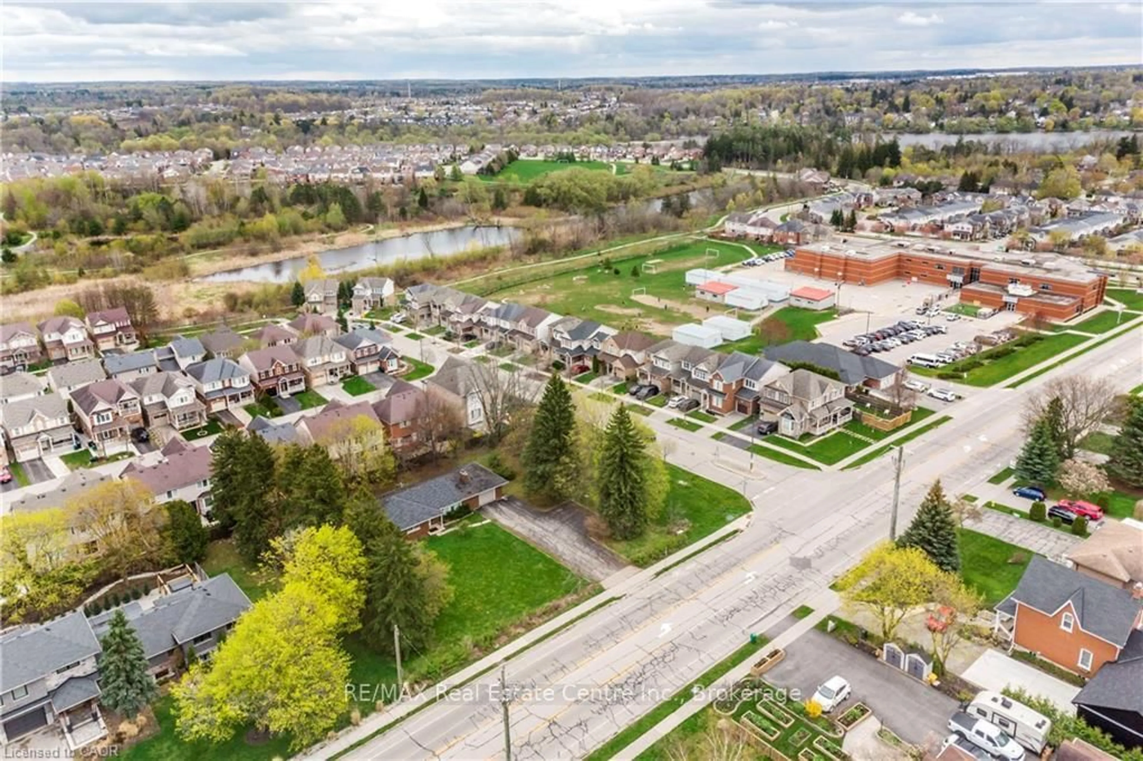 A pic from outside/outdoor area/front of a property/back of a property/a pic from drone, street for 355 Guelph Ave, Cambridge Ontario N3C 2V3