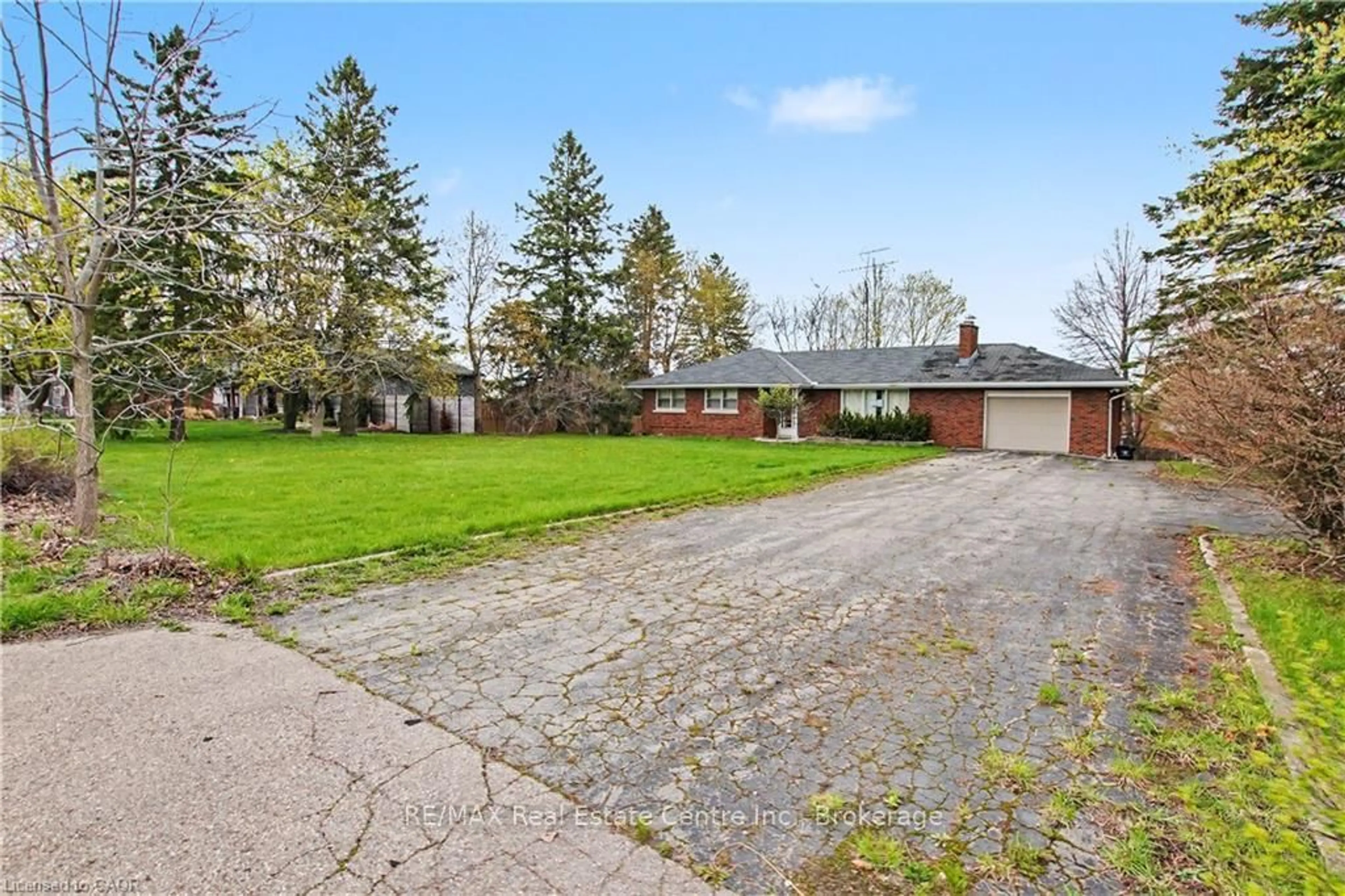 A pic from outside/outdoor area/front of a property/back of a property/a pic from drone, street for 355 Guelph Ave, Cambridge Ontario N3C 2V3
