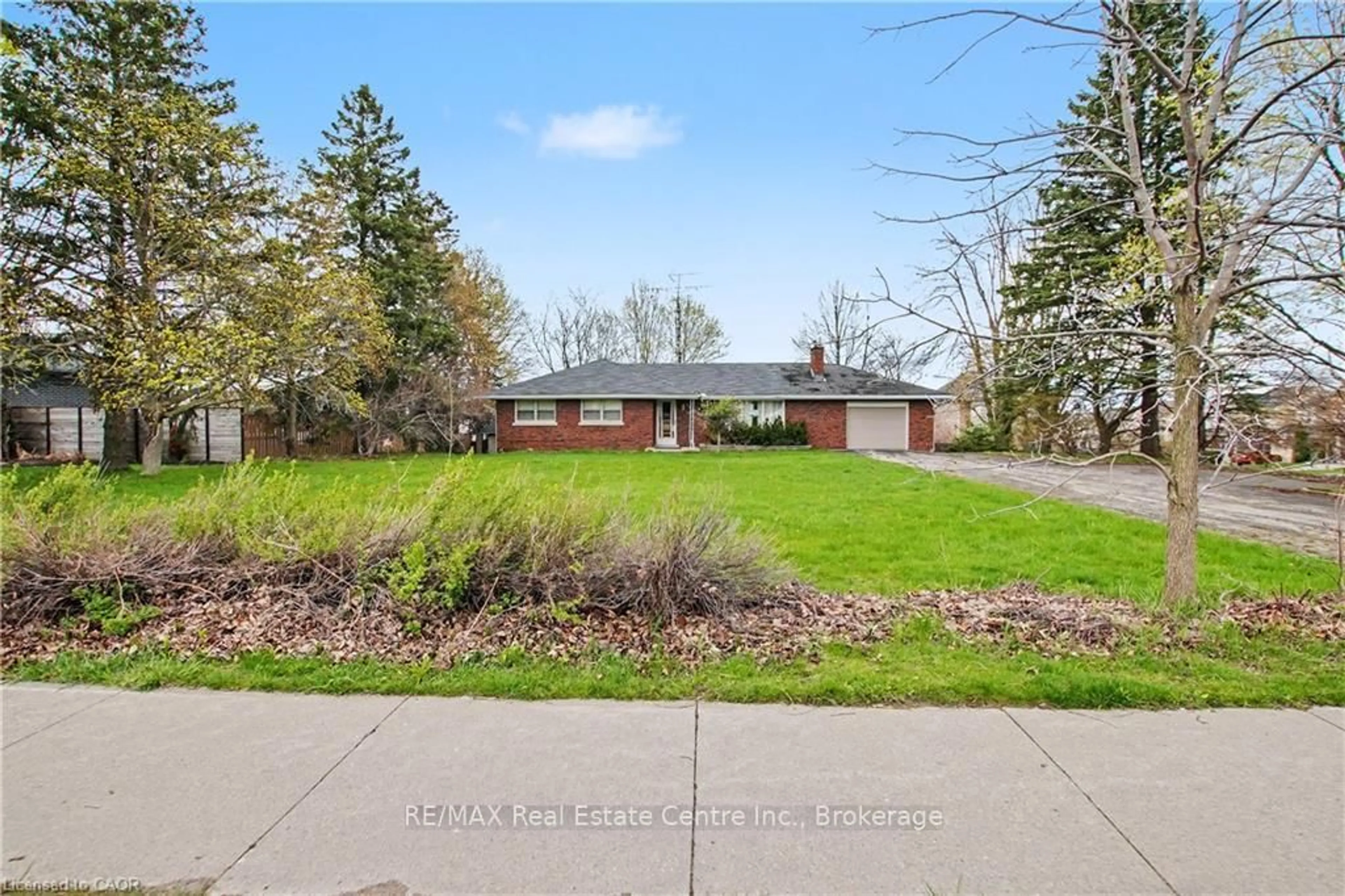 A pic from outside/outdoor area/front of a property/back of a property/a pic from drone, street for 355 Guelph Ave, Cambridge Ontario N3C 2V3