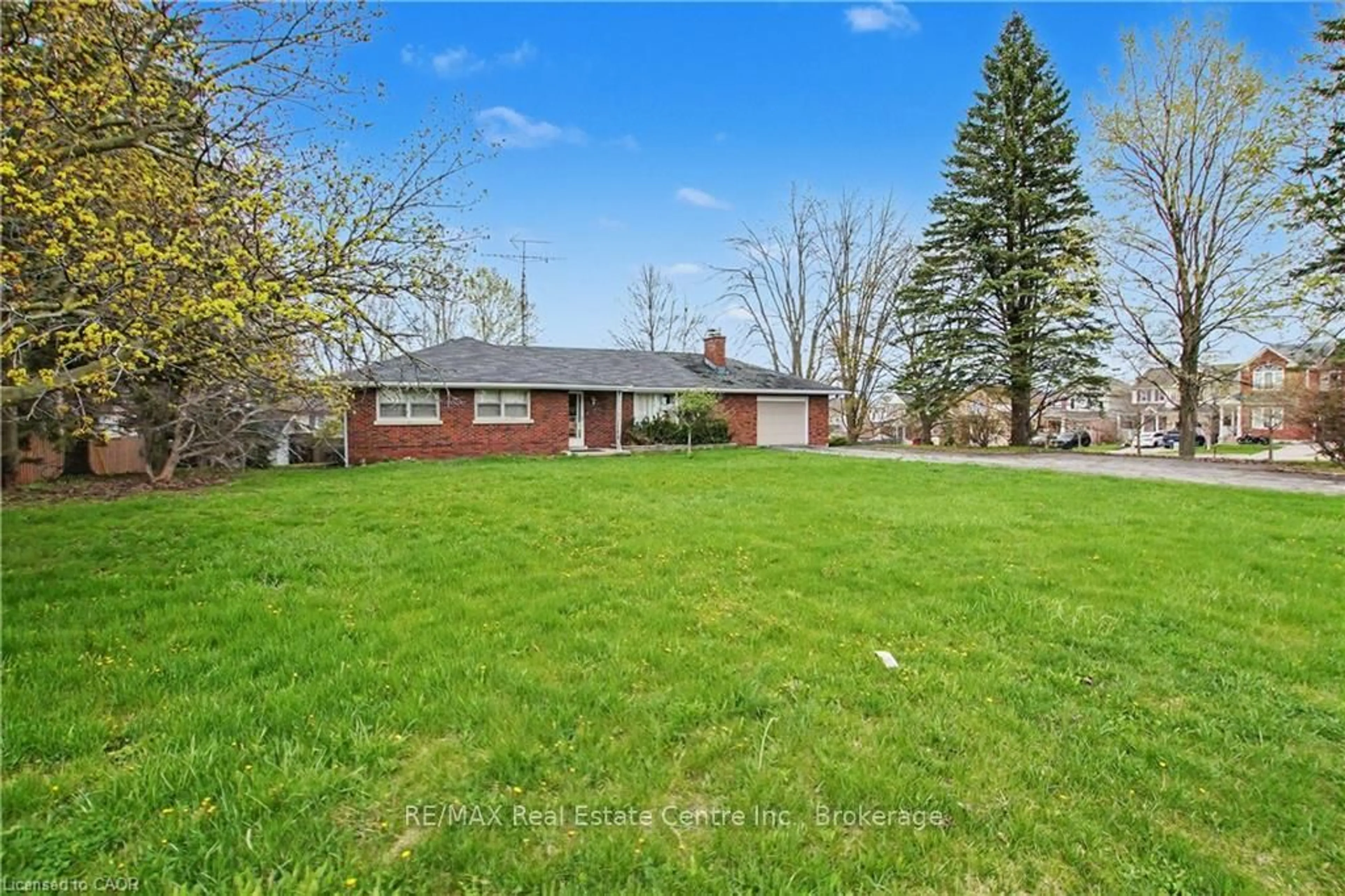 A pic from outside/outdoor area/front of a property/back of a property/a pic from drone, unknown for 355 Guelph Ave, Cambridge Ontario N3C 2V3