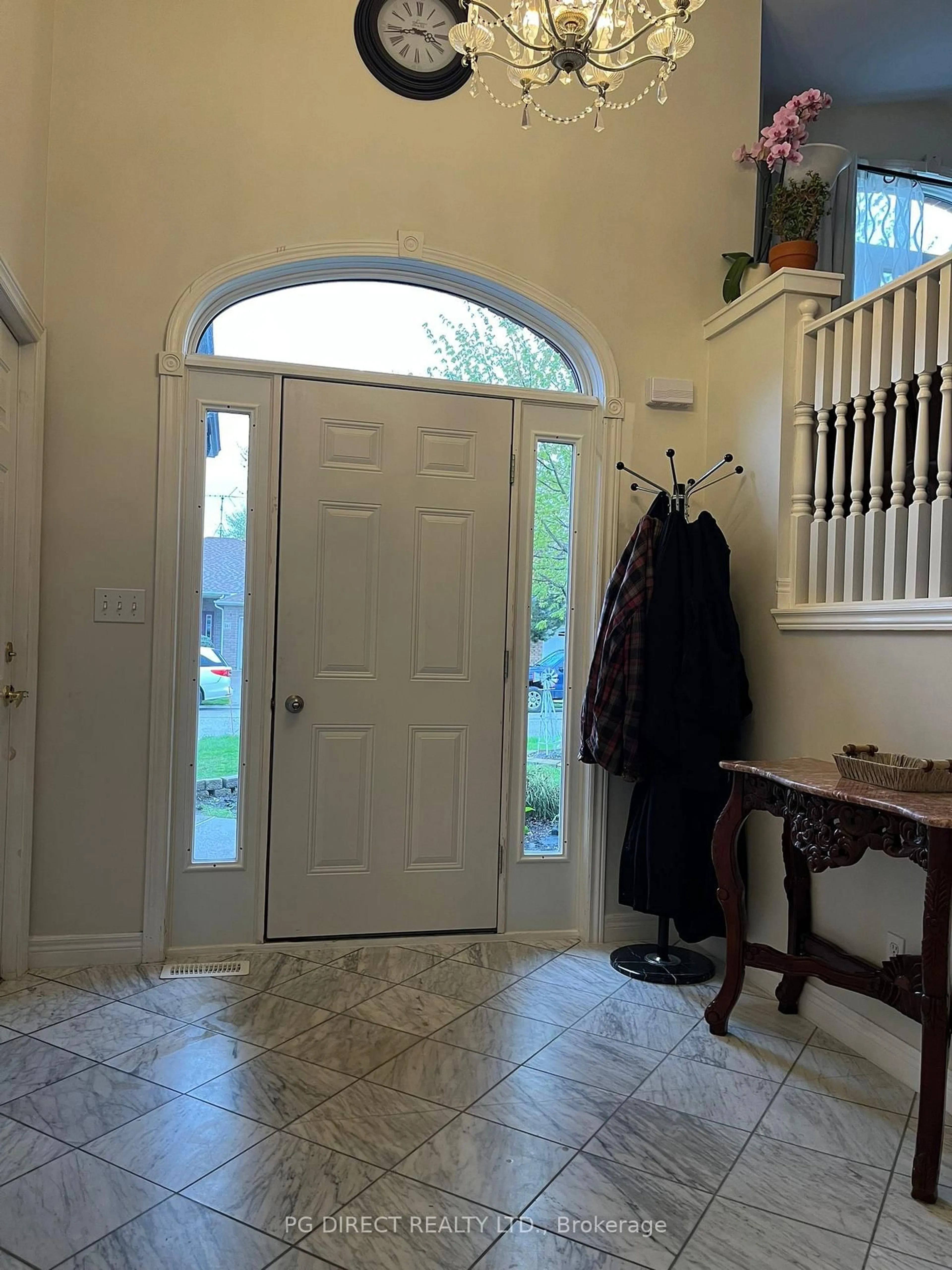 Indoor entryway for 844 Cottage Grove Ave, Kingsville Ontario N9Y 3X8