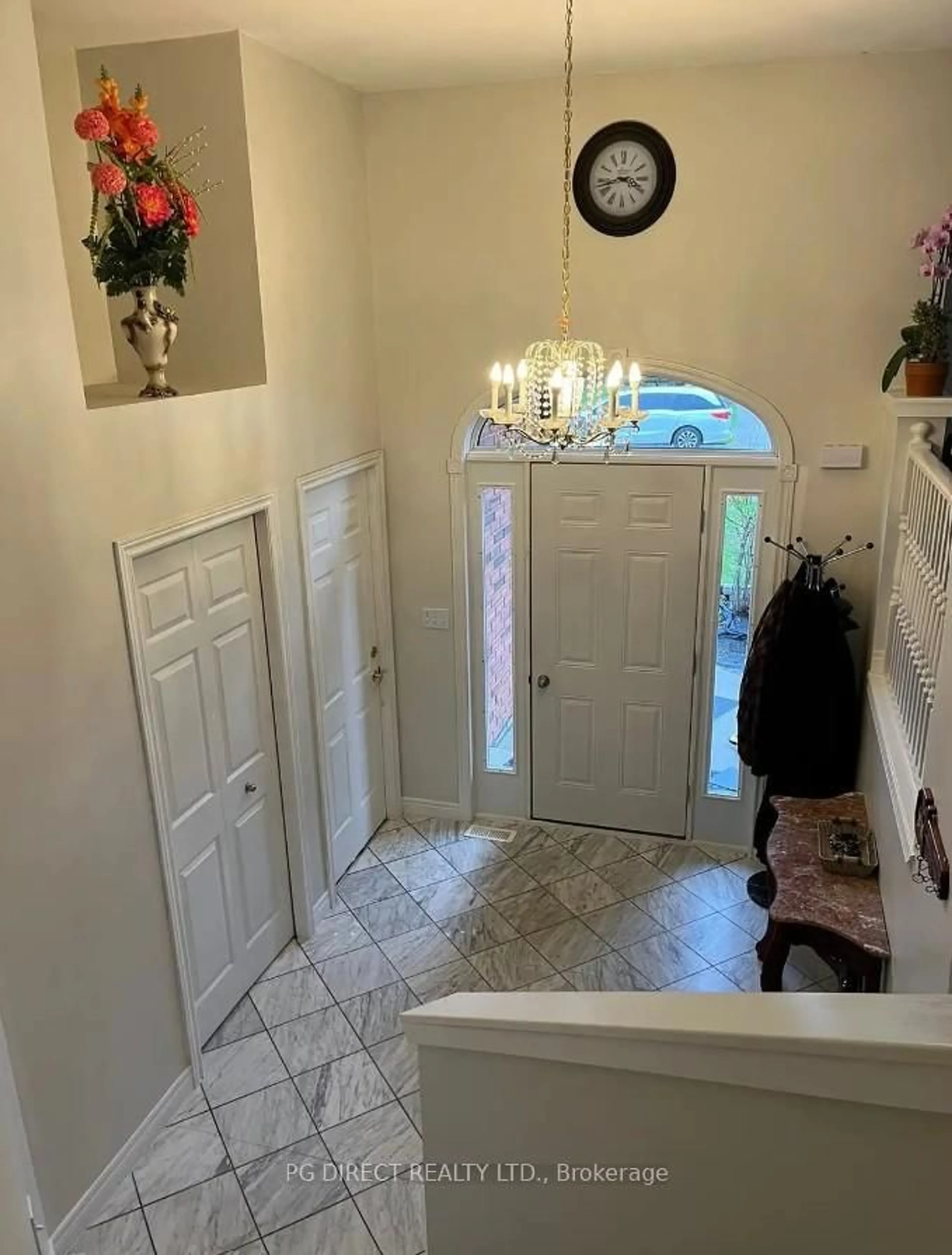 Indoor entryway for 844 Cottage Grove Ave, Kingsville Ontario N9Y 3X8