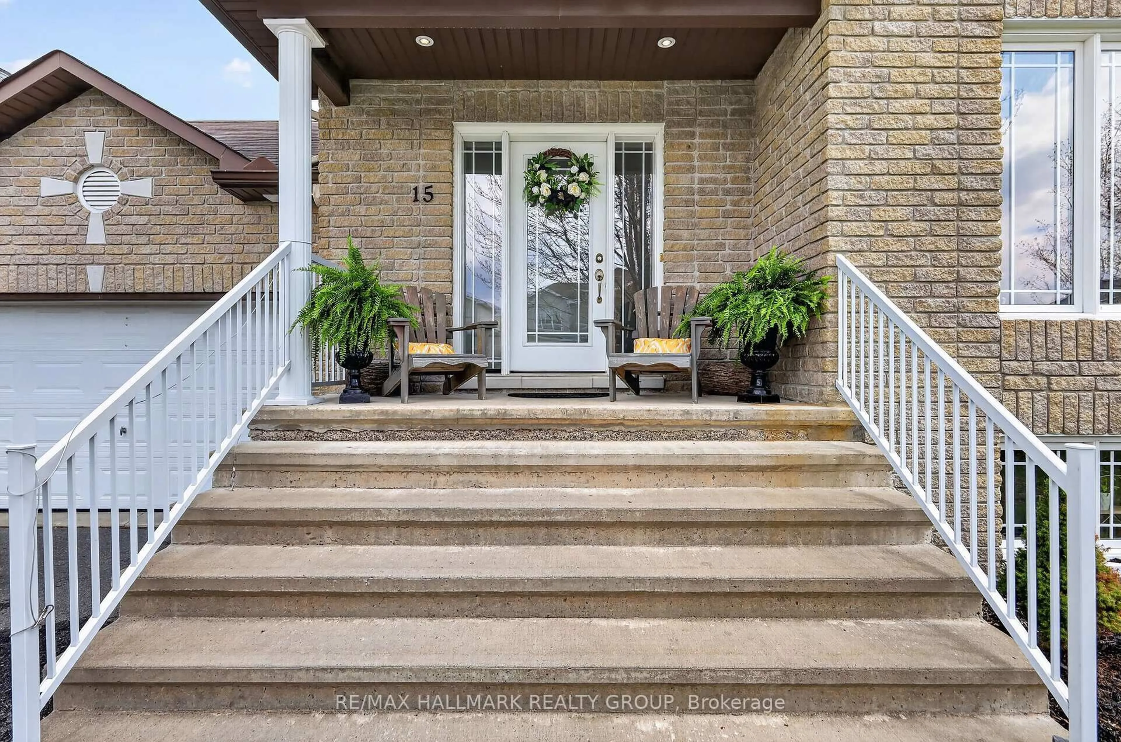 Indoor entryway for 15 Manoir St, Russell Ontario K0A 1W0