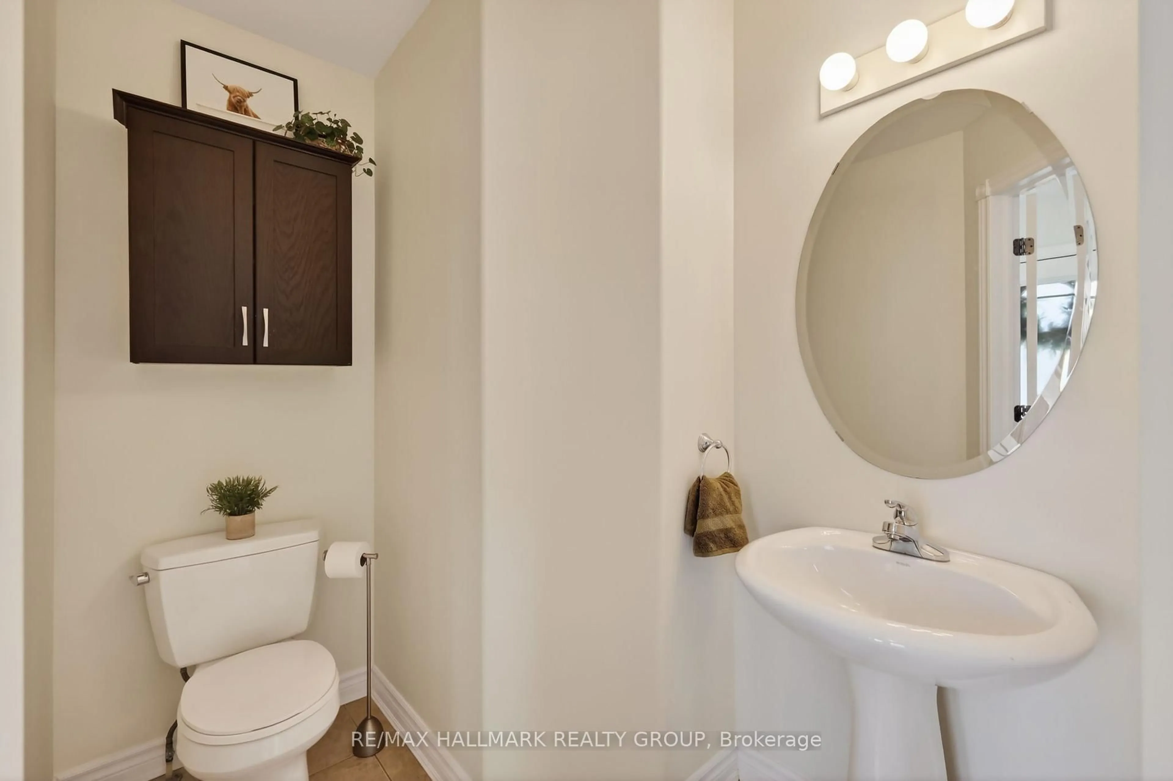 Standard bathroom, ceramic/tile floor for 15 Manoir St, Russell Ontario K0A 1W0