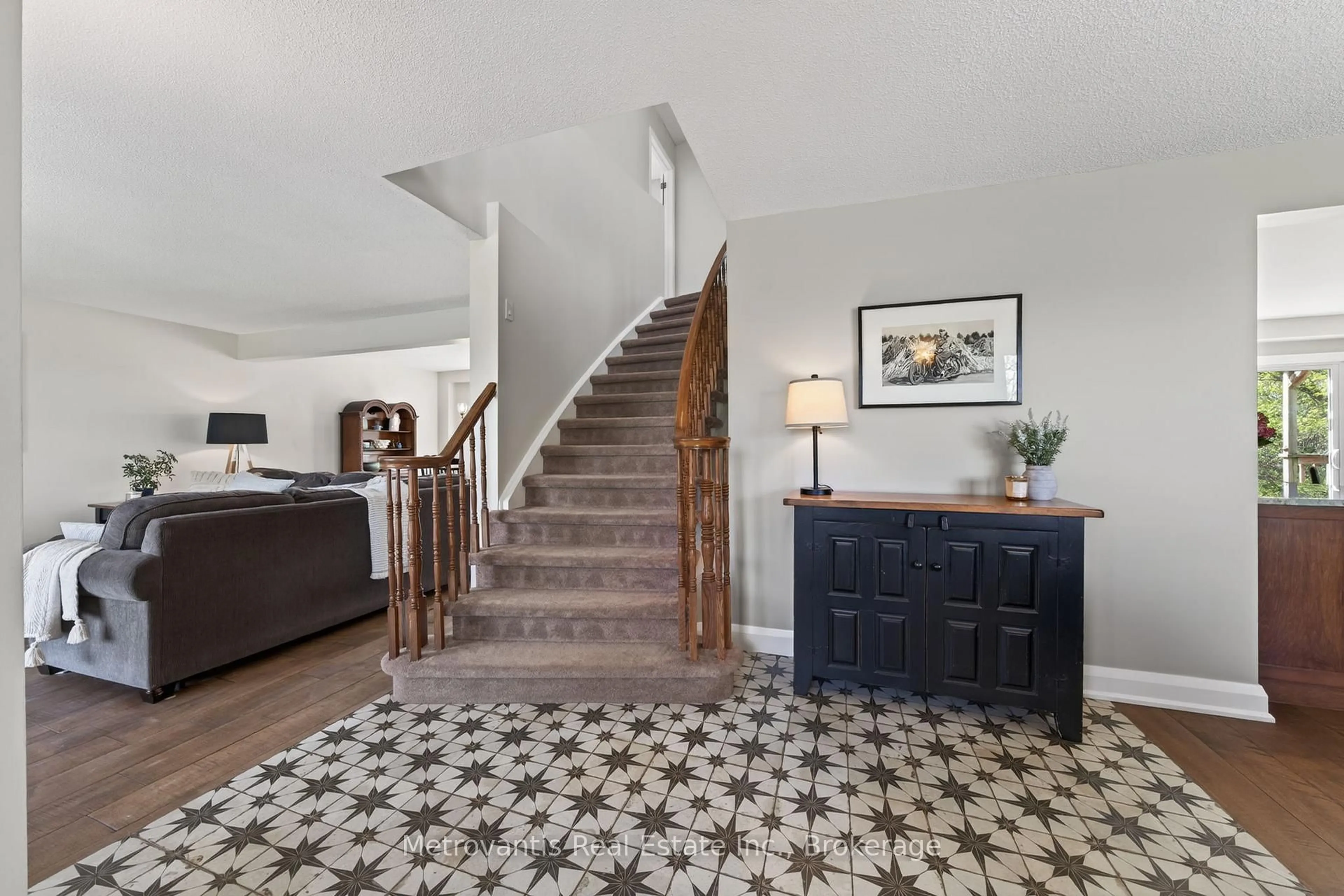 Indoor foyer for 1646 Groves Rd, Russell Ontario K4R 1E5
