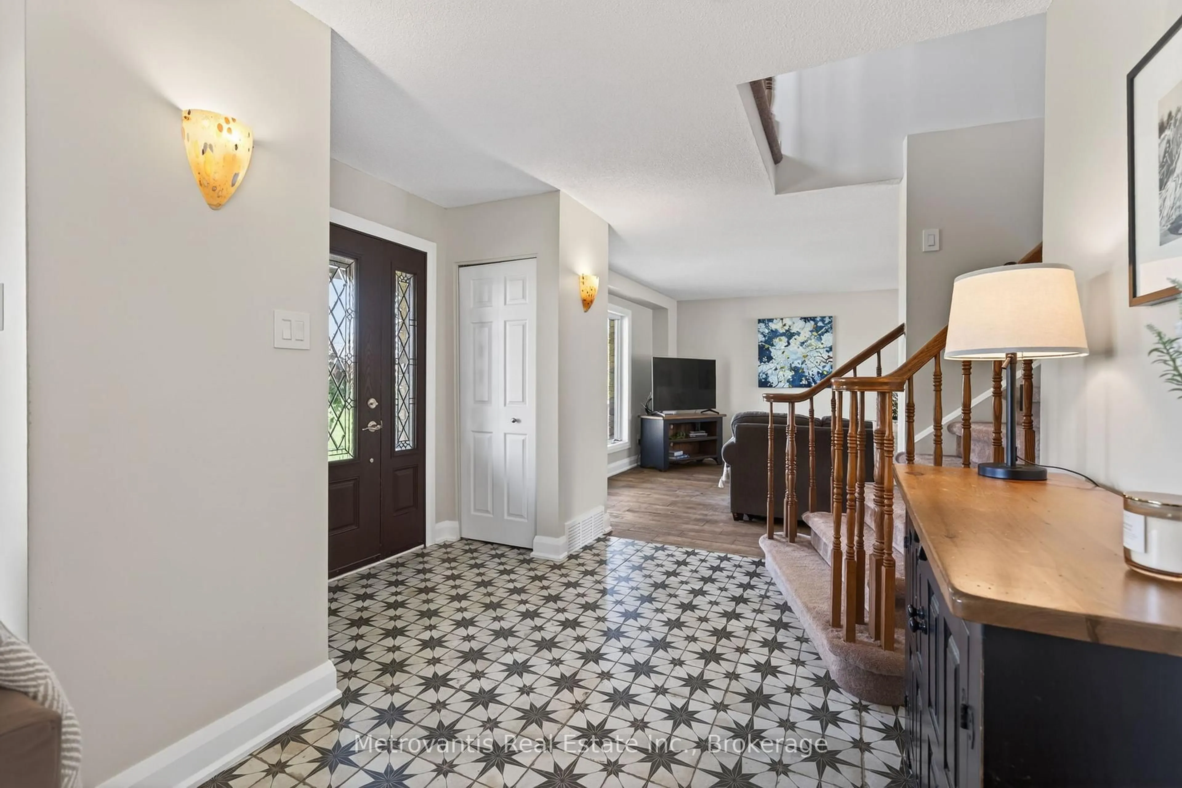 Indoor foyer for 1646 Groves Rd, Russell Ontario K4R 1E5