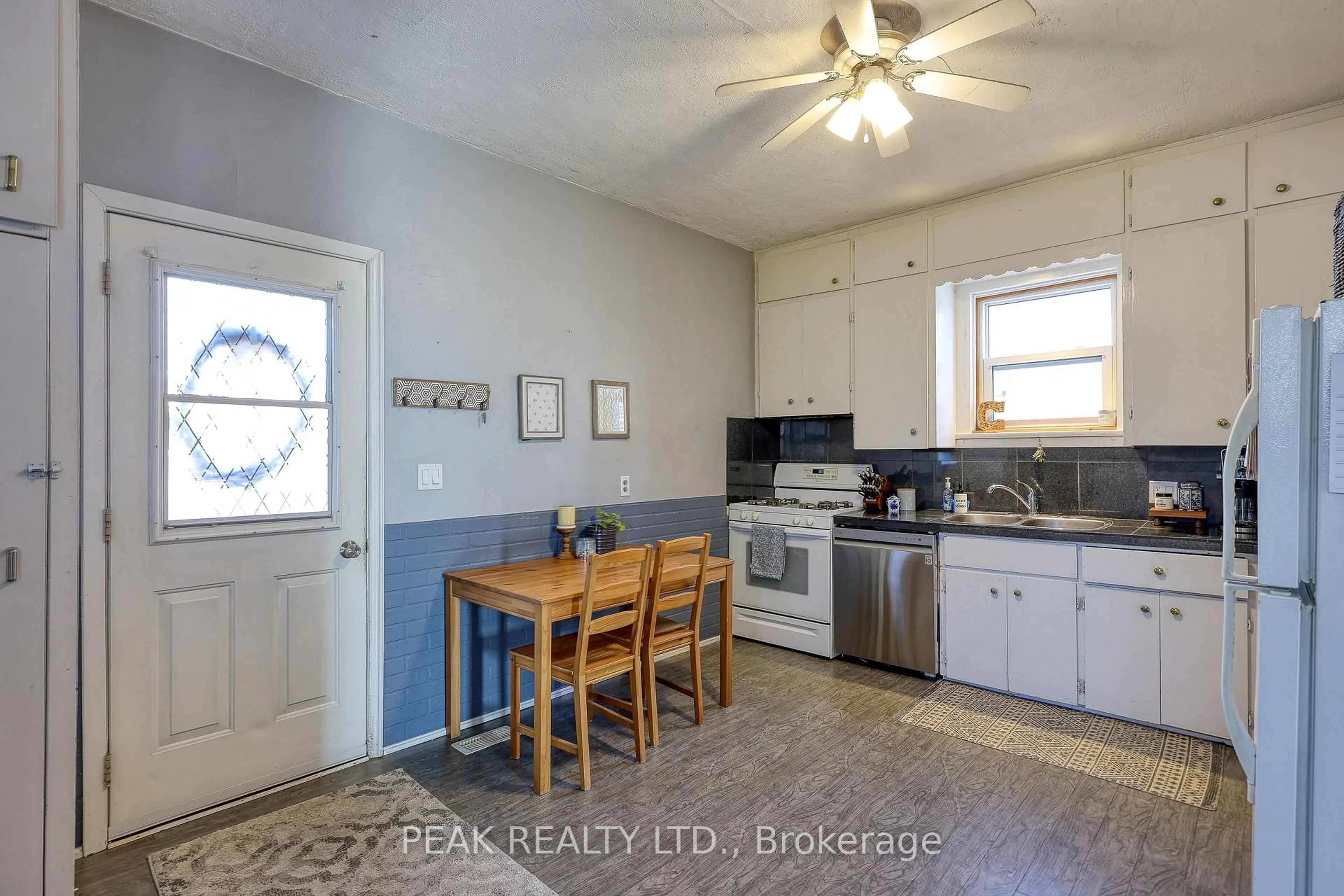 Standard kitchen, unknown for 108 BALDWIN St, Tillsonburg Ontario N4G 2K6