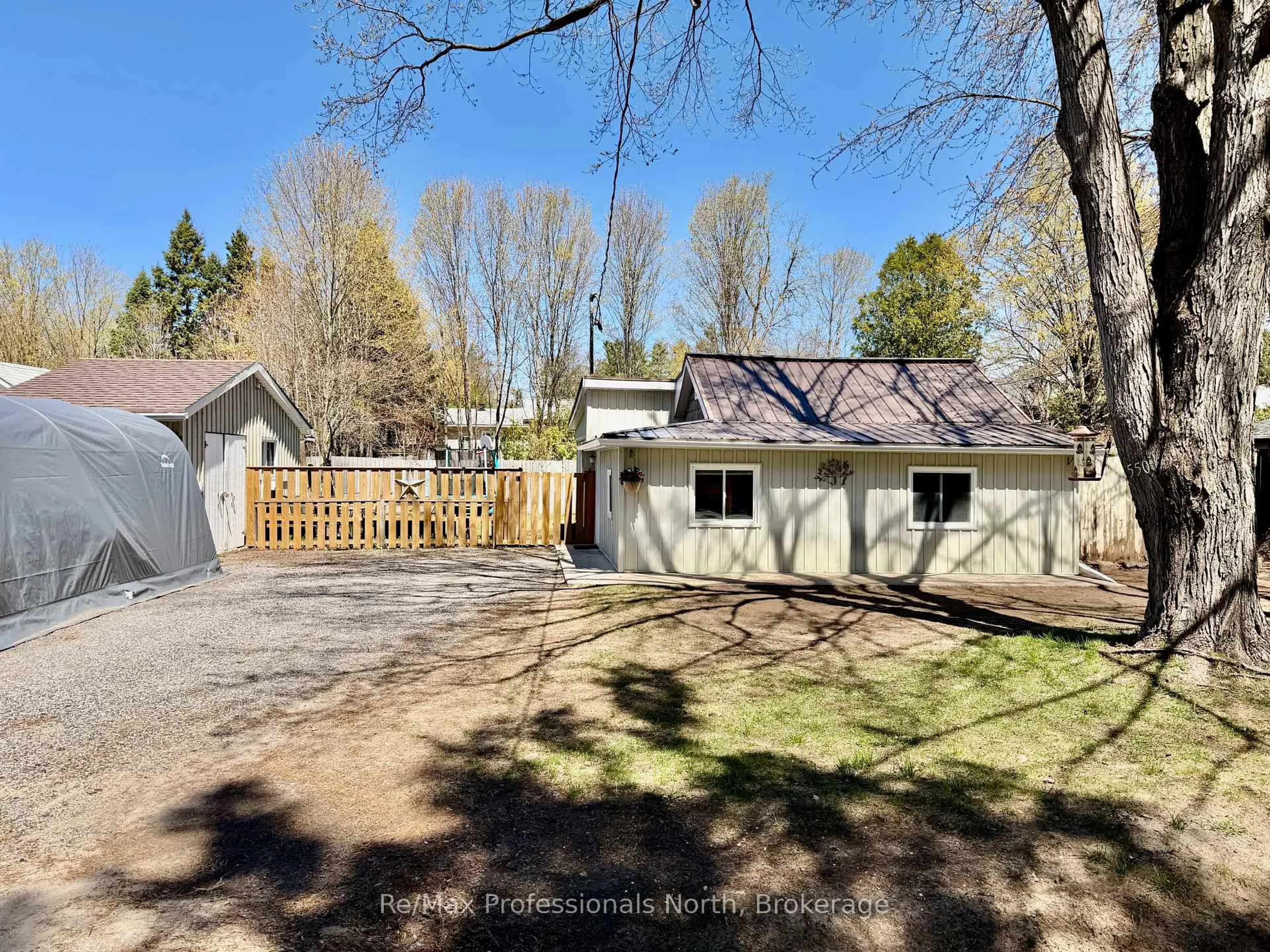 A pic from outside/outdoor area/front of a property/back of a property/a pic from drone, unknown for 550 PINEDALE Rd, Gravenhurst Ontario P1P 1M1