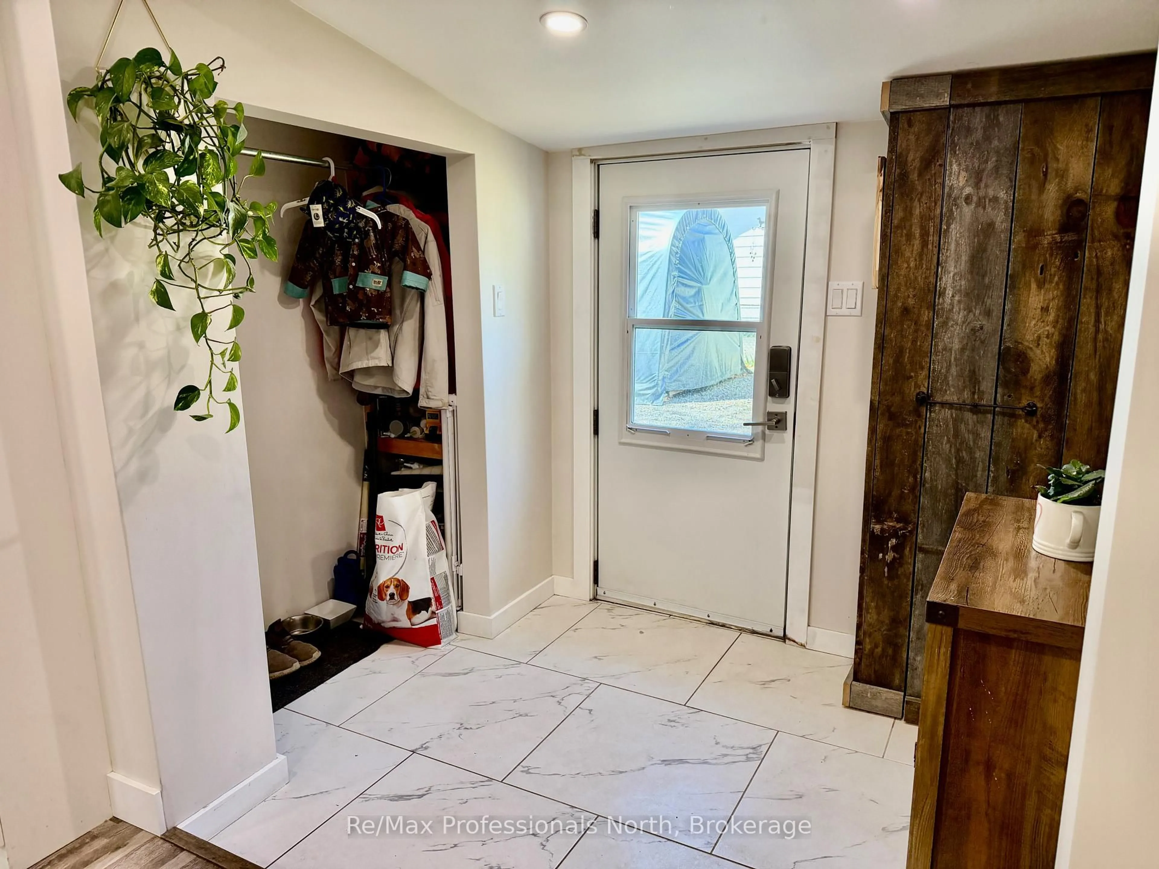 Indoor entryway for 550 PINEDALE Rd, Gravenhurst Ontario P1P 1M1