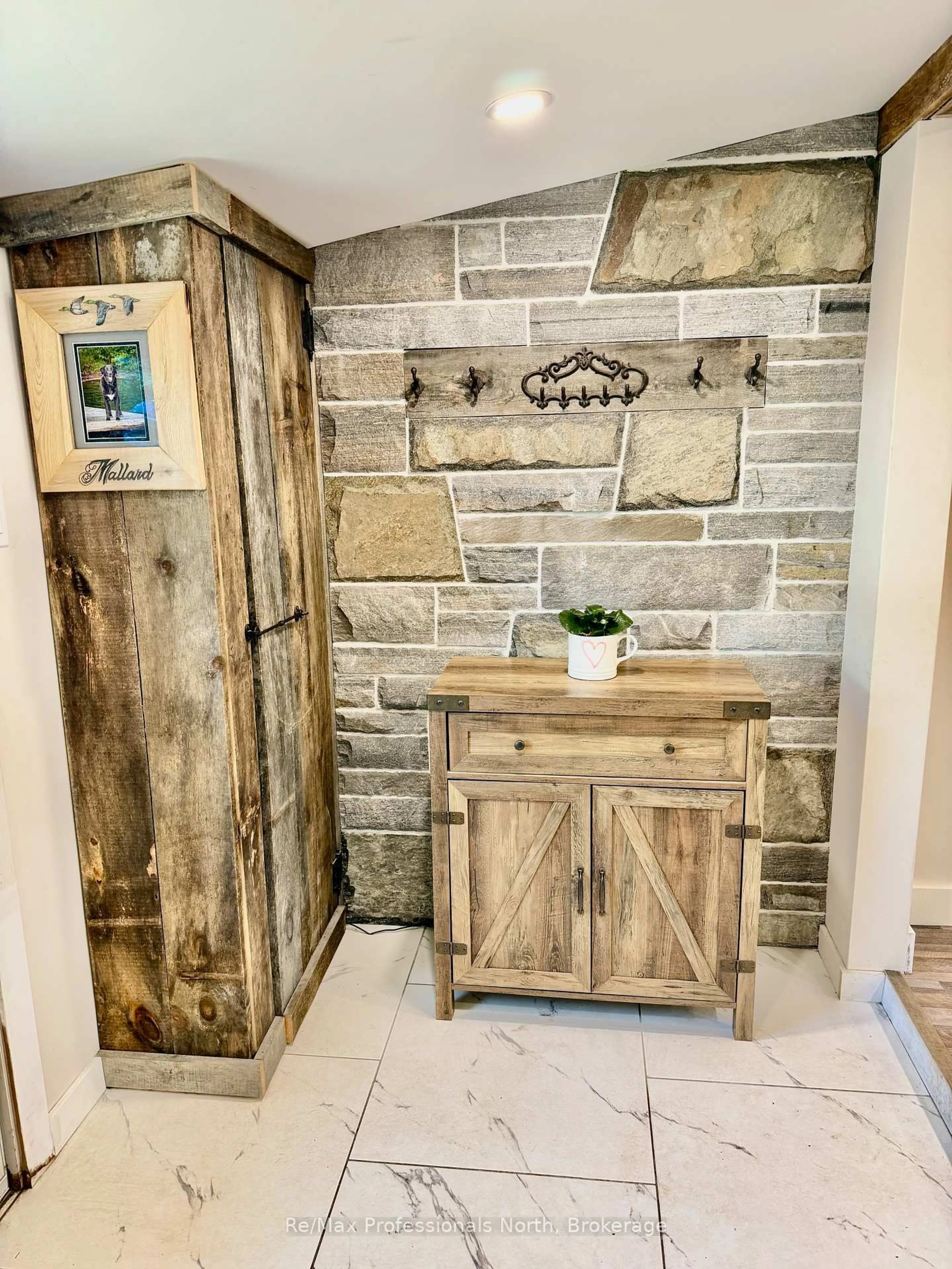 Indoor entryway for 550 PINEDALE Rd, Gravenhurst Ontario P1P 1M1