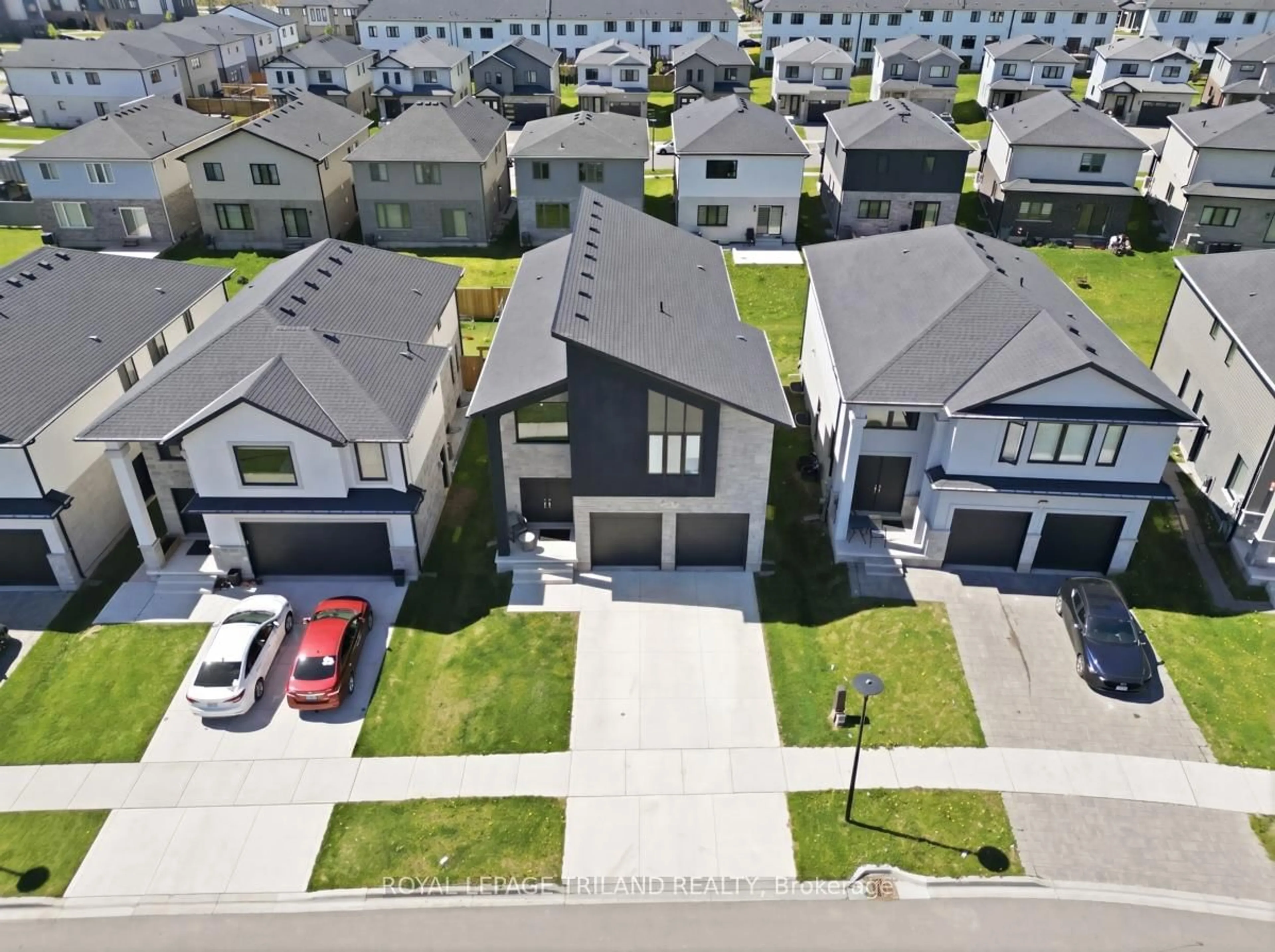 A pic from outside/outdoor area/front of a property/back of a property/a pic from drone, street for 3601 Lynds St, London South Ontario N6L 0G6