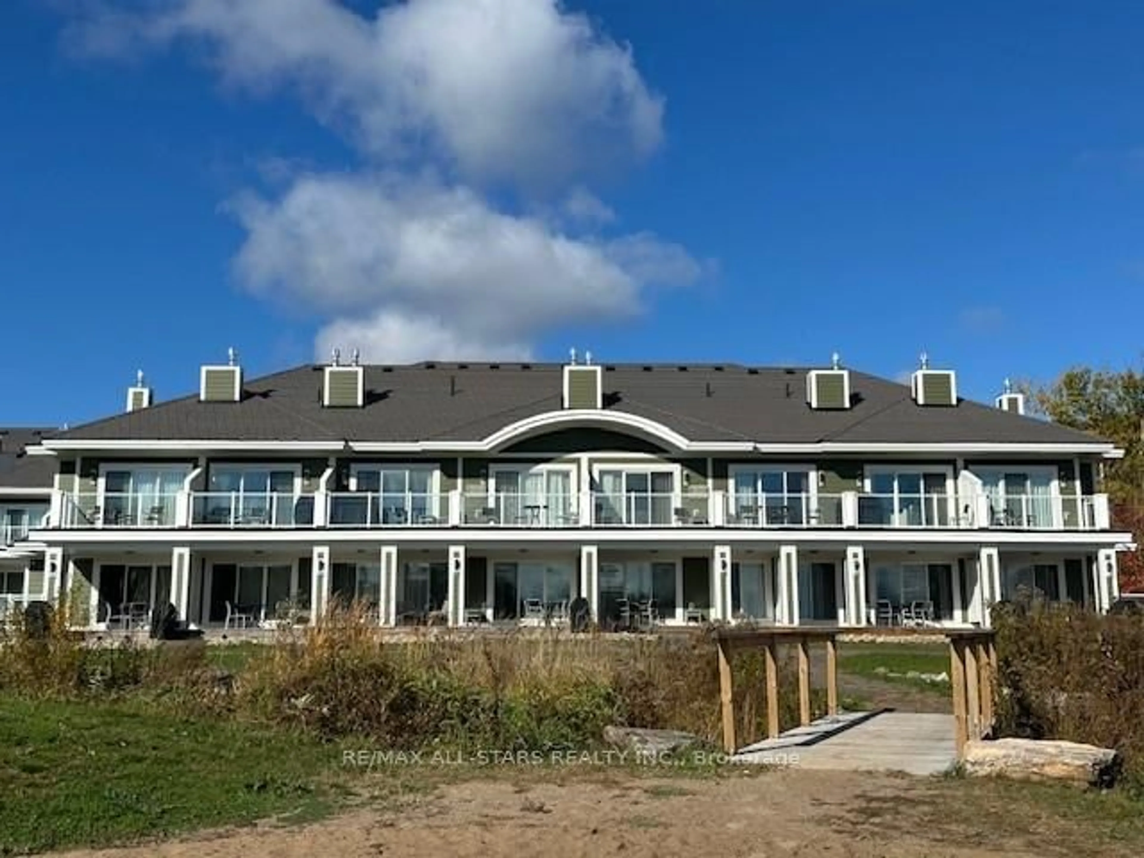 A pic from outside/outdoor area/front of a property/back of a property/a pic from drone, unknown for 1869 Muskoka Road 118 #31, Muskoka Lakes Ontario P1L 1W8