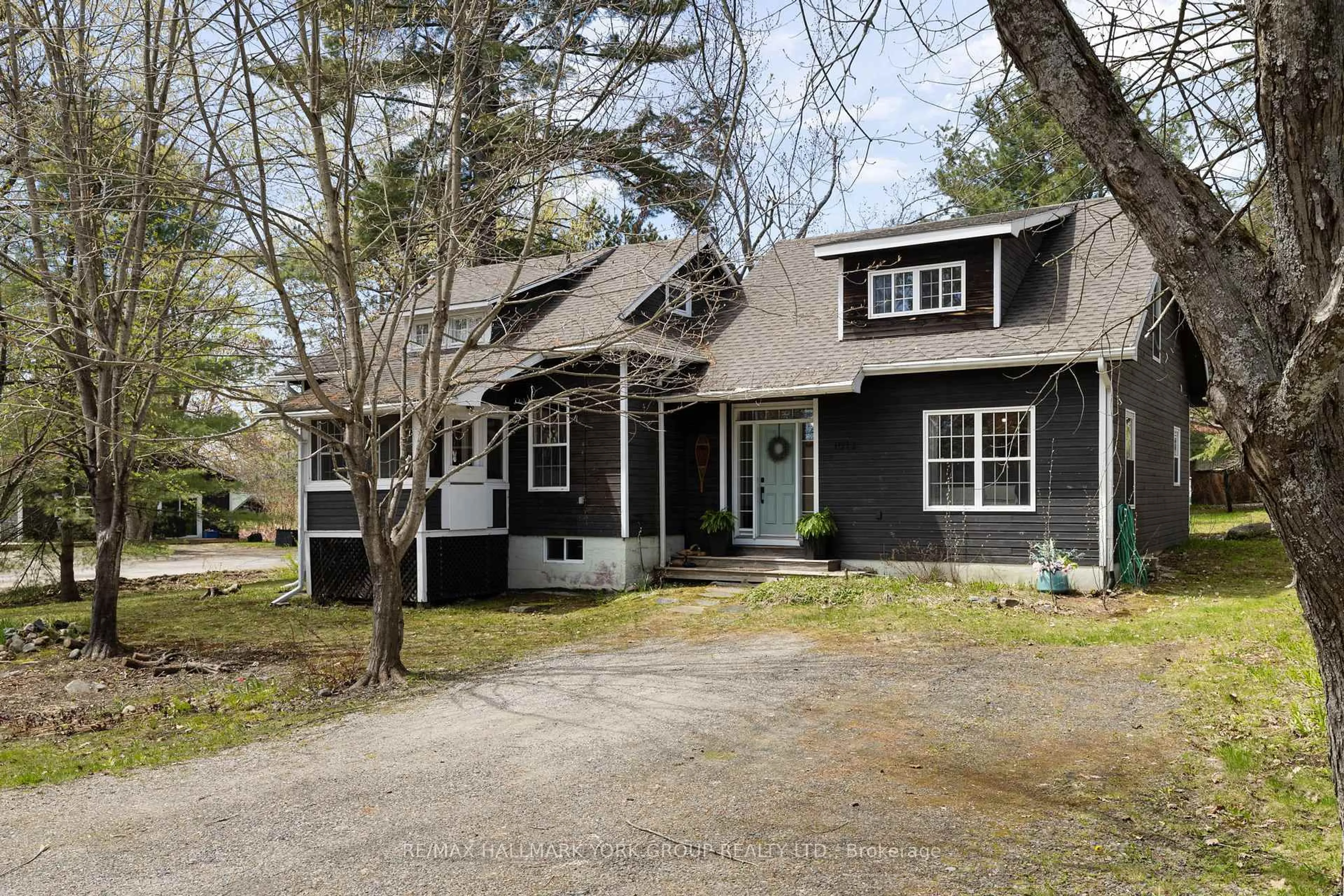 Home with vinyl exterior material, street for 1013 Grey St, Muskoka Lakes Ontario P0C 1A0