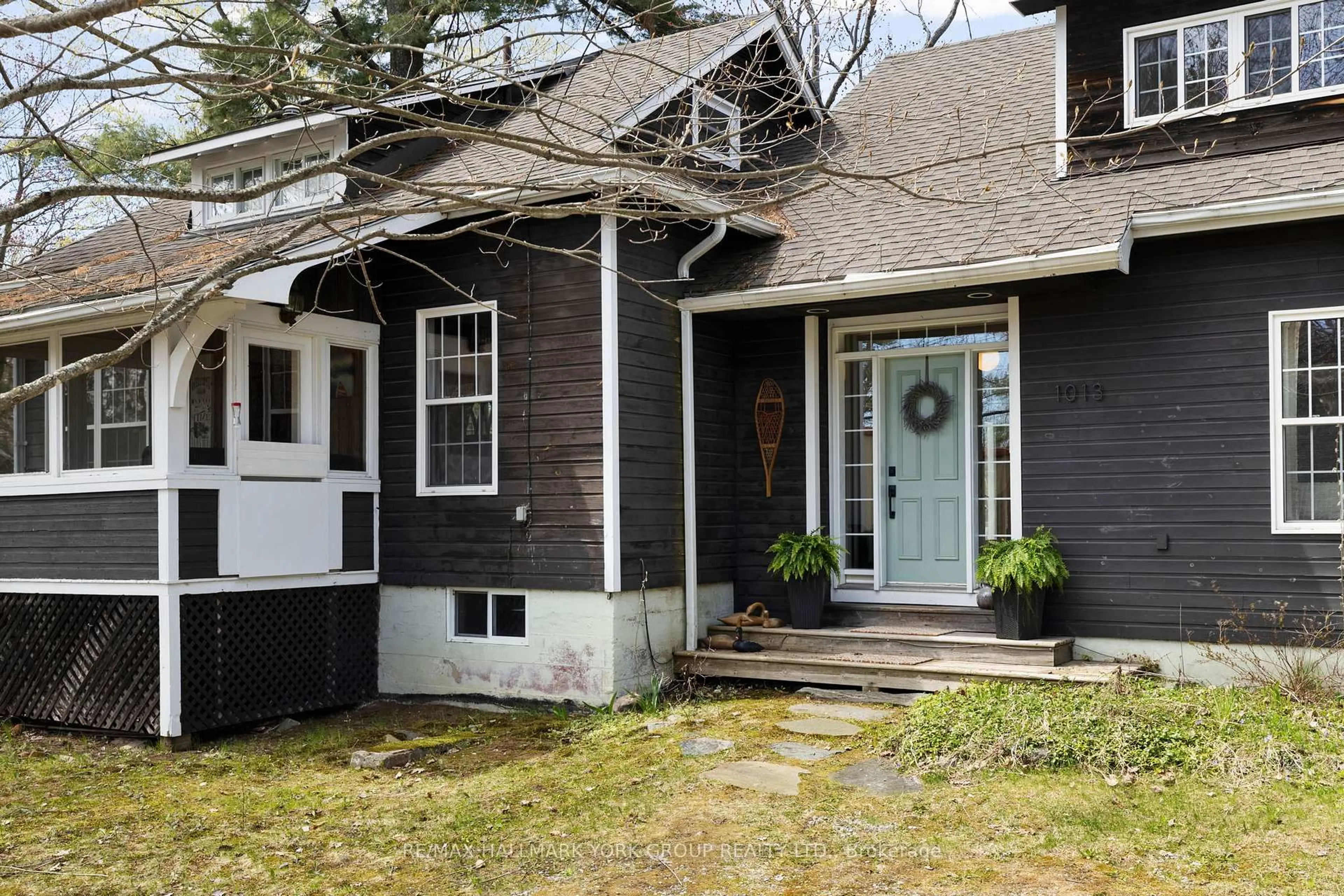Home with vinyl exterior material, street for 1013 Grey St, Muskoka Lakes Ontario P0C 1A0