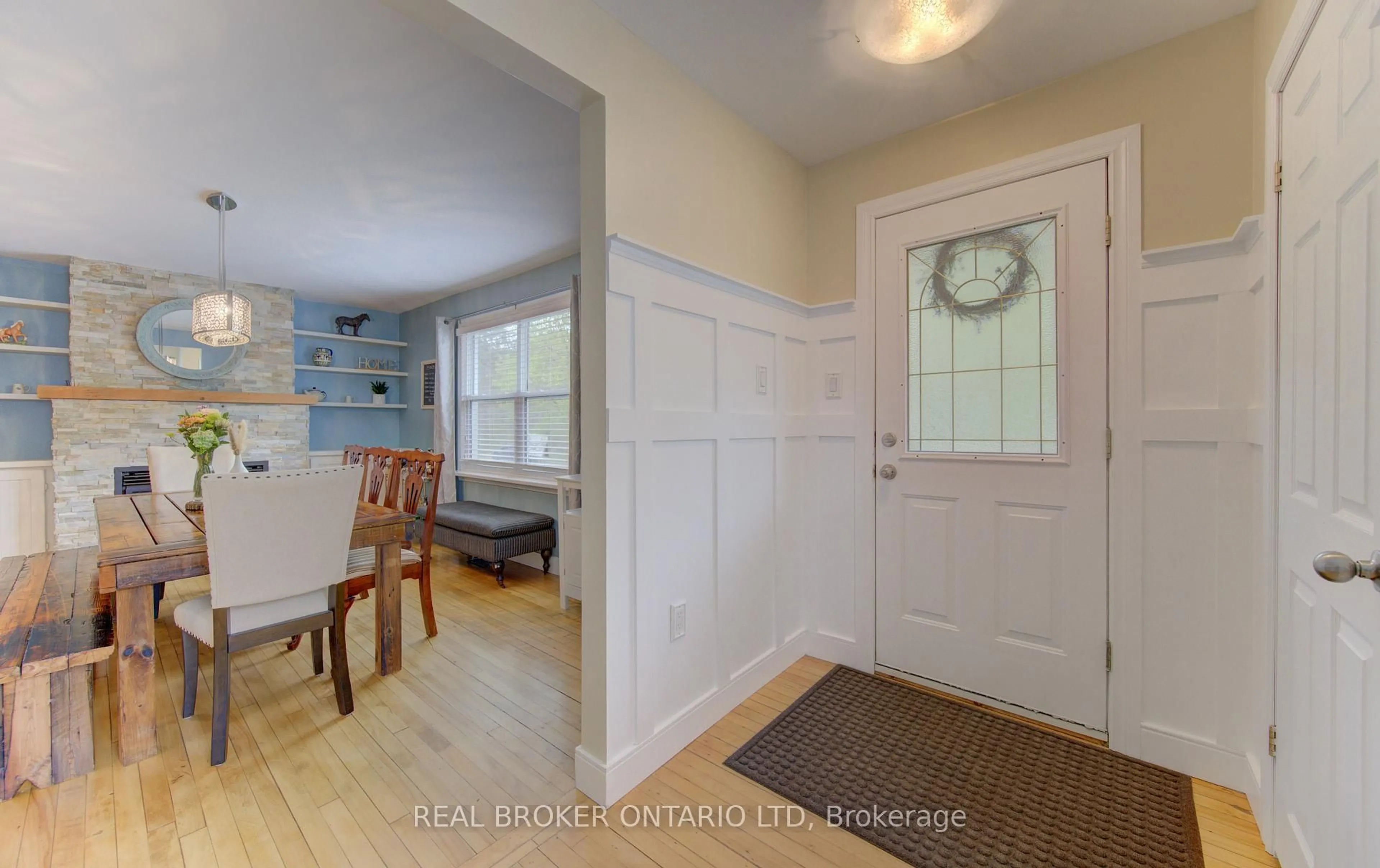 Indoor entryway for 150 Strathcona St, Cambridge Ontario N3C 1R3