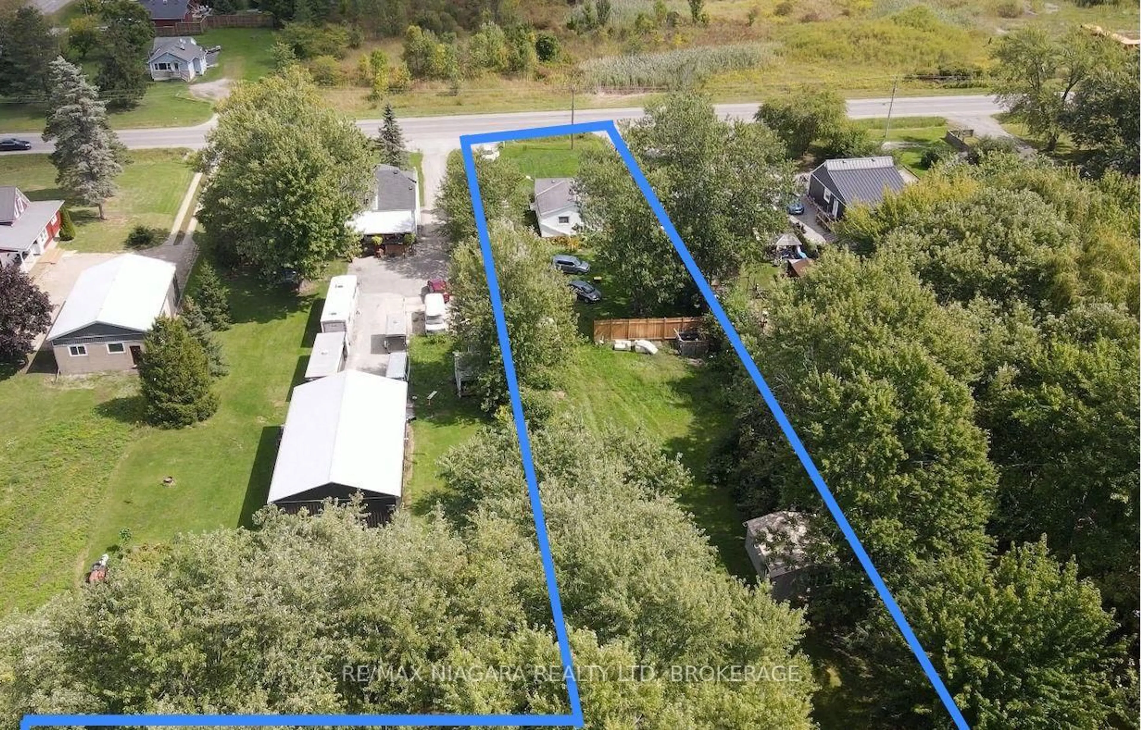 A pic from outside/outdoor area/front of a property/back of a property/a pic from drone, unknown for 1377 Merrittville Highway, Thorold Ontario L3B 4N5