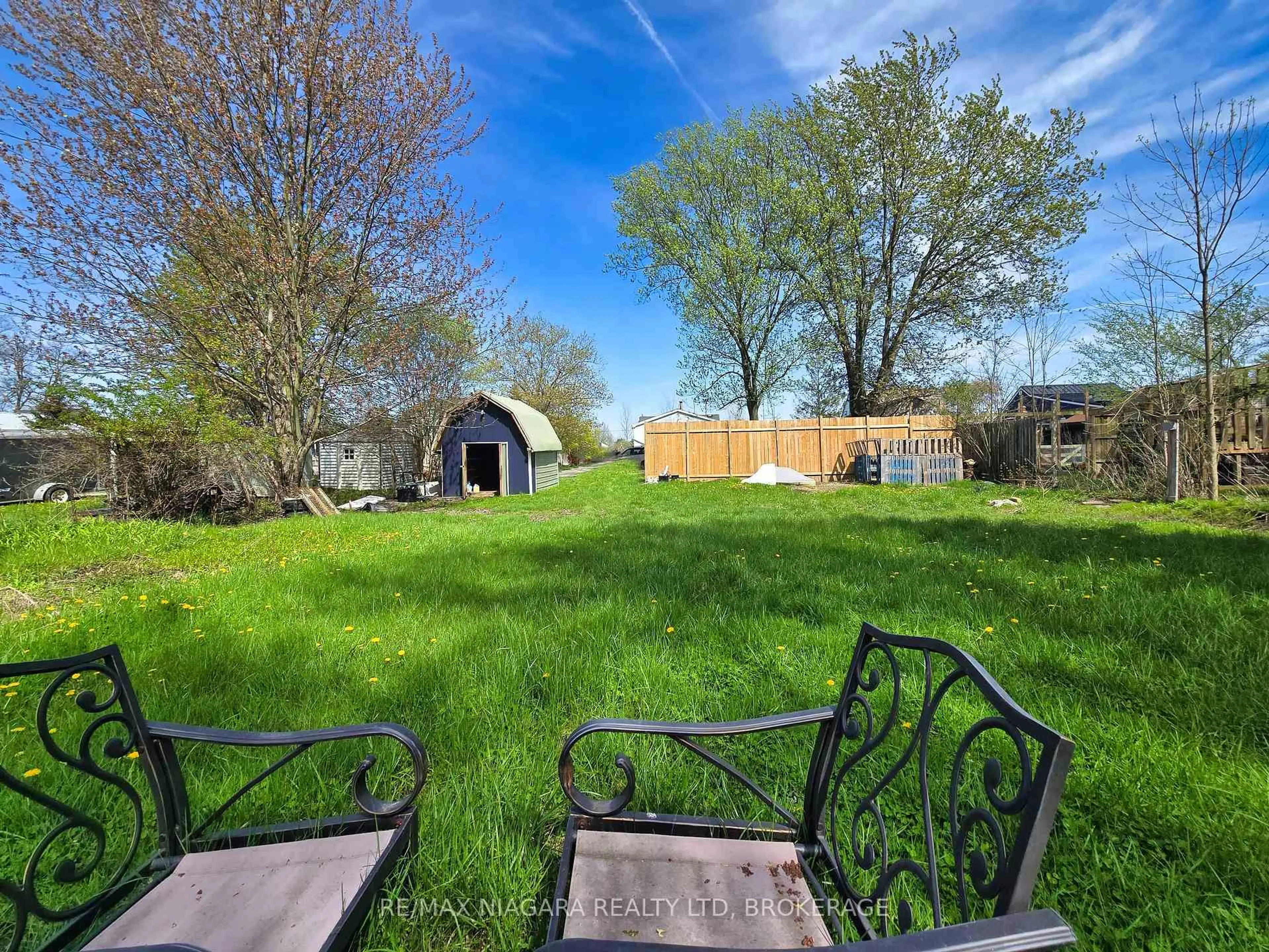 A pic from outside/outdoor area/front of a property/back of a property/a pic from drone, unknown for 1377 Merrittville Highway, Thorold Ontario L3B 4N5