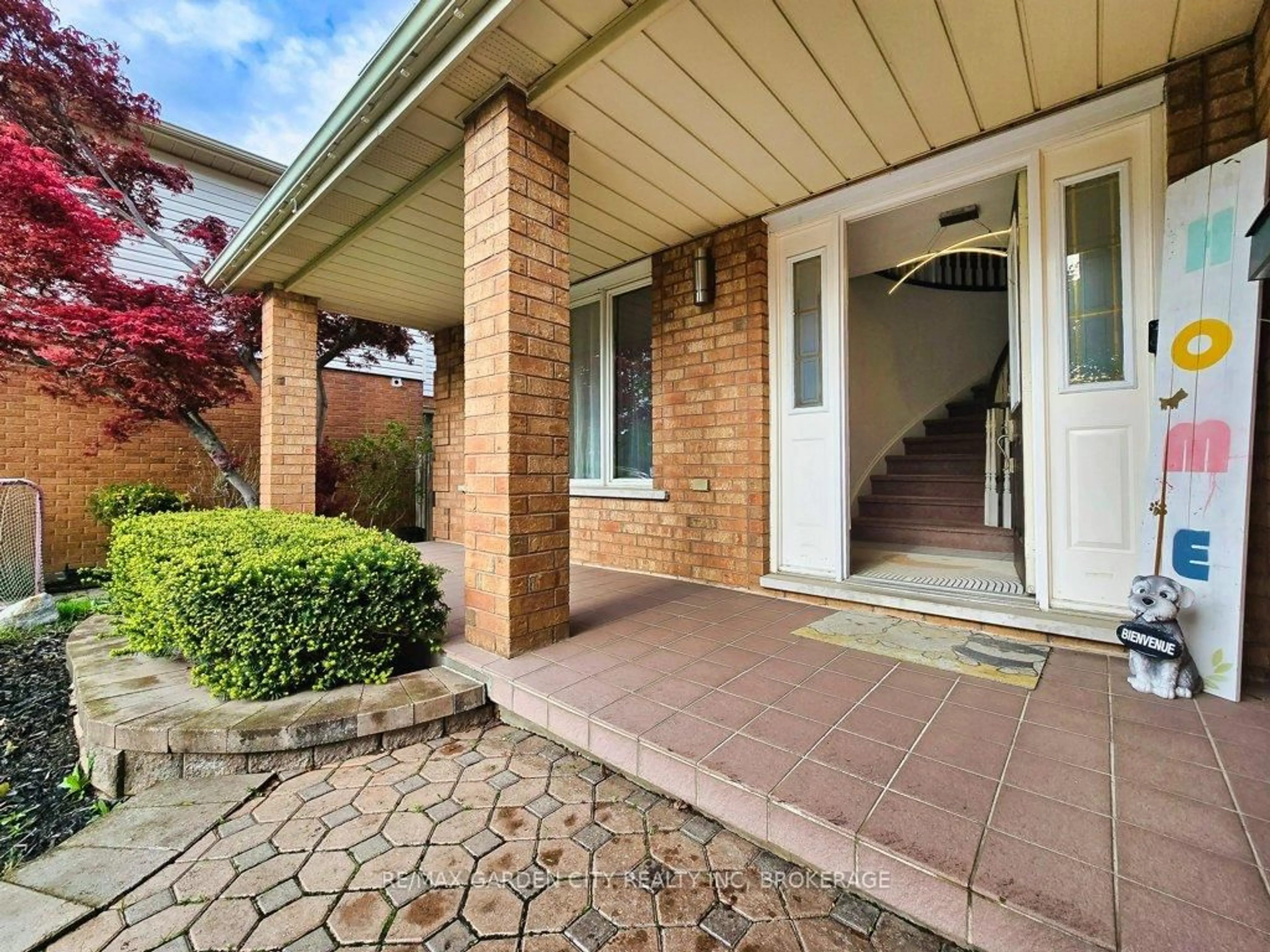 Home with brick exterior material, street for 20 CONSIGLIA Dr, St. Catharines Ontario L2S 3M8