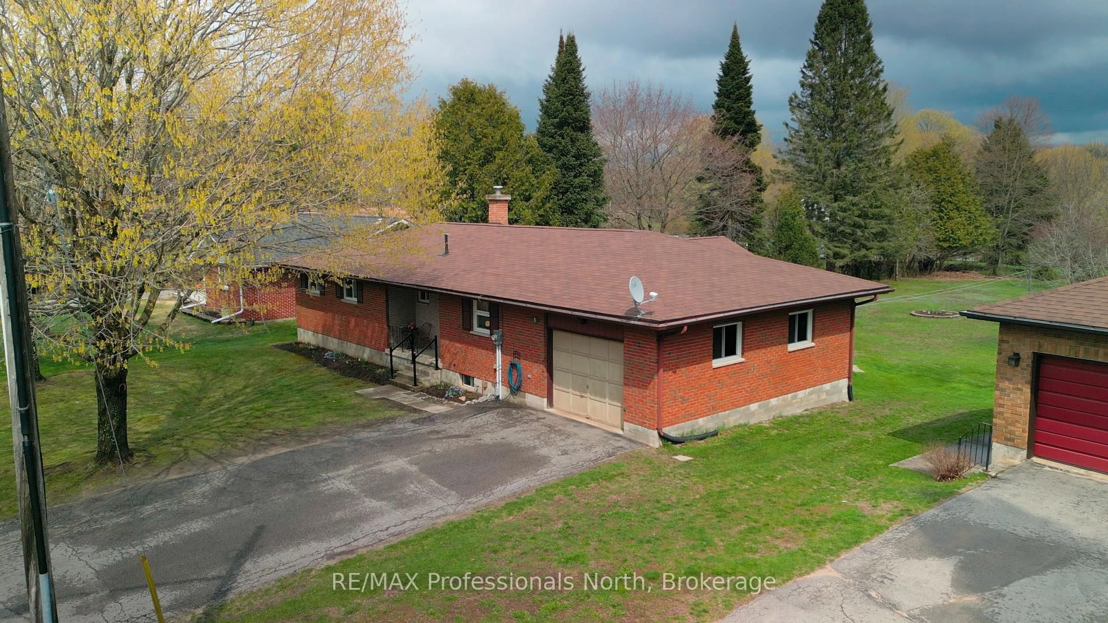 A pic from outside/outdoor area/front of a property/back of a property/a pic from drone, building for 6 Knob Hill Crt, Minden Hills Ontario K0M 2K0