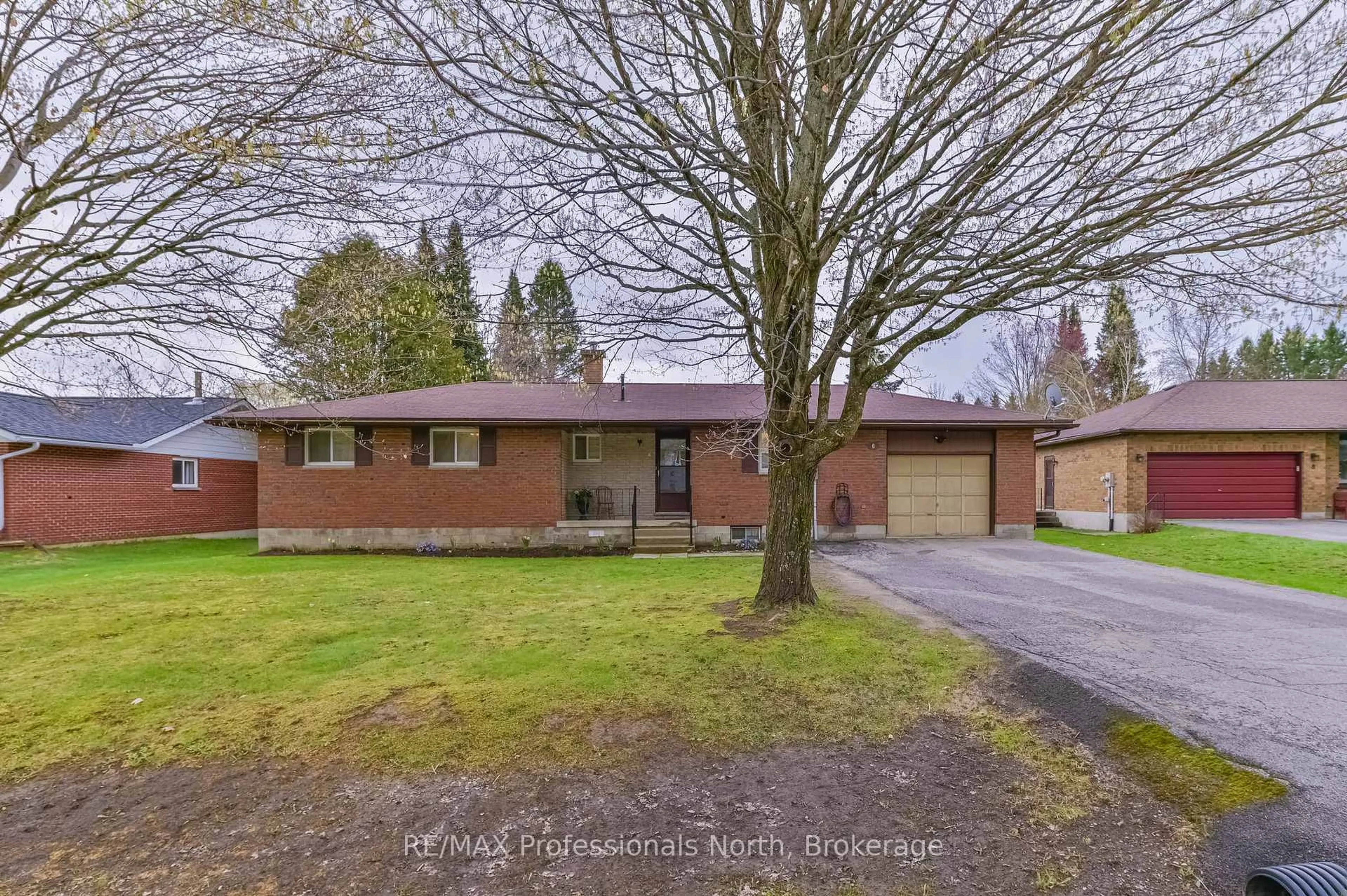 A pic from outside/outdoor area/front of a property/back of a property/a pic from drone, street for 6 Knob Hill Crt, Minden Hills Ontario K0M 2K0