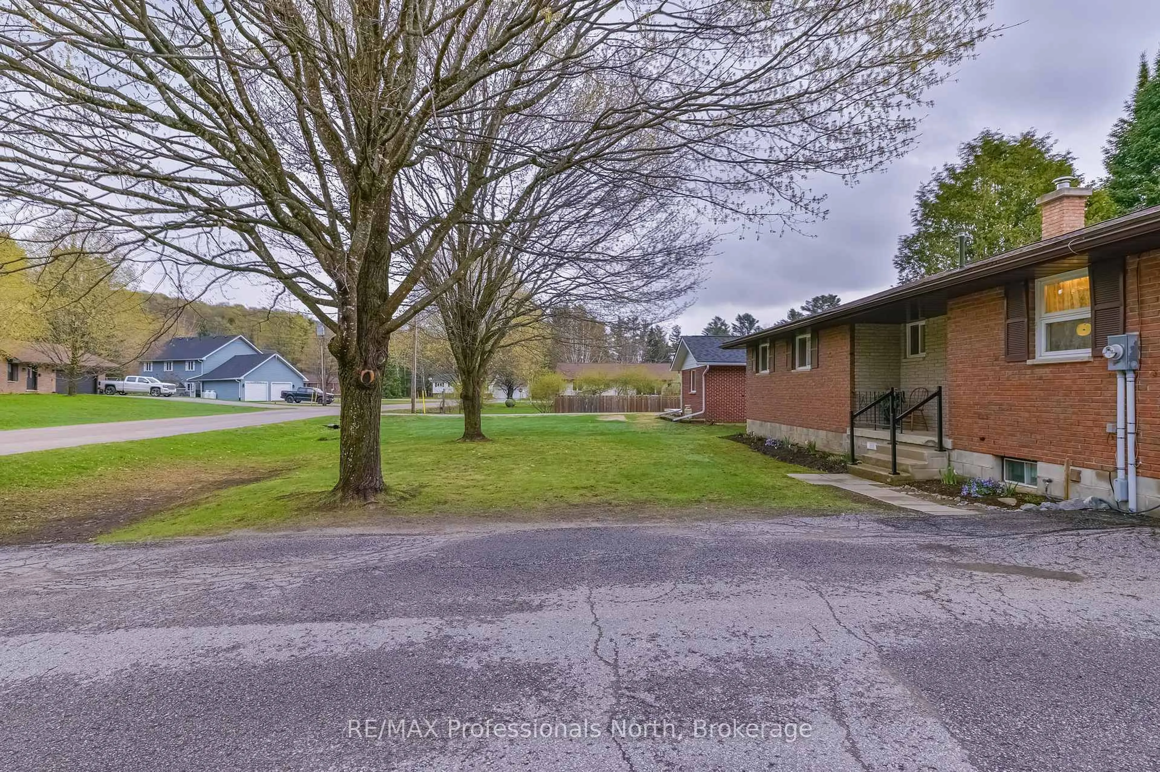 A pic from outside/outdoor area/front of a property/back of a property/a pic from drone, unknown for 6 Knob Hill Crt, Minden Hills Ontario K0M 2K0