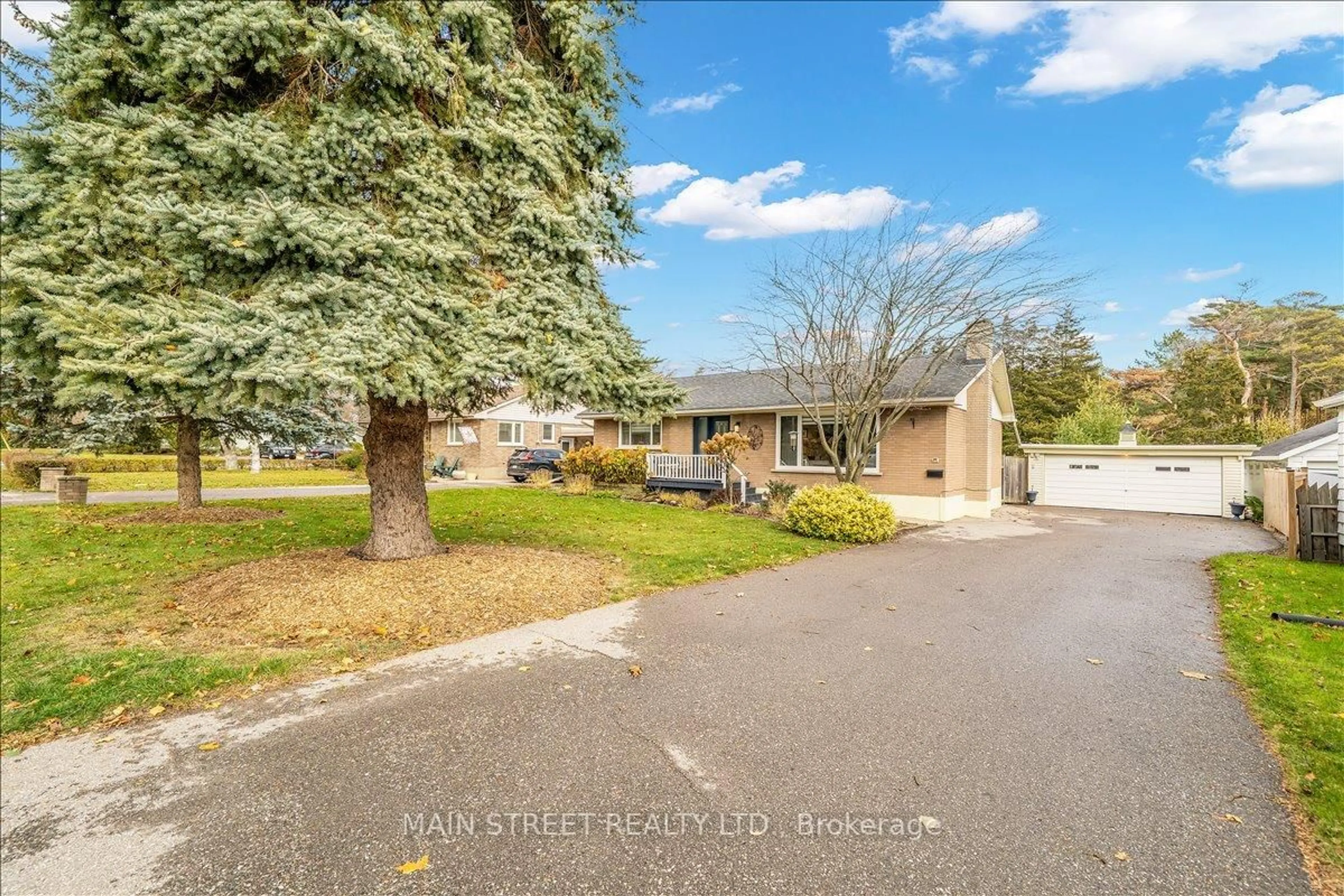 A pic from outside/outdoor area/front of a property/back of a property/a pic from drone, street for 195 Victoria St, Port Hope Ontario L1A 3N2