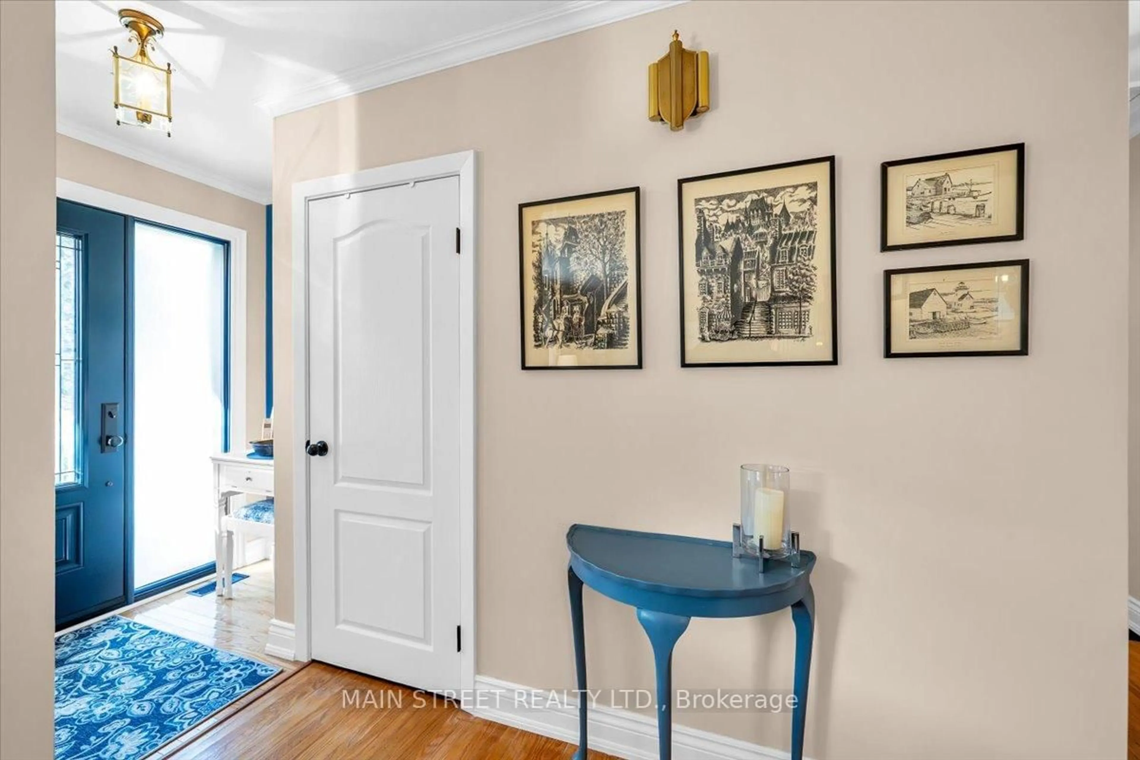 Indoor entryway for 195 Victoria St, Port Hope Ontario L1A 3N2