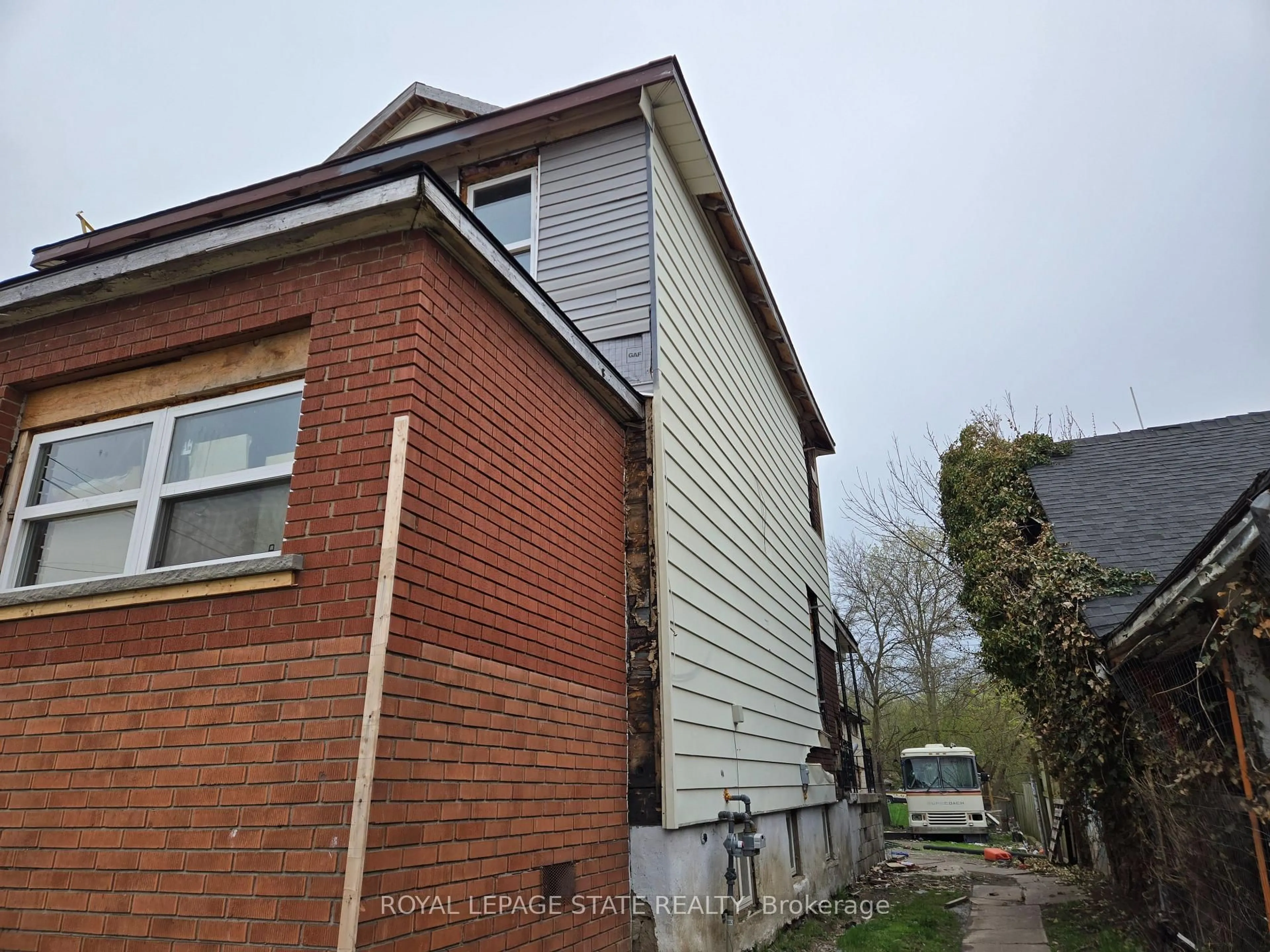 Home with brick exterior material, building for 4550 Crysler Ave, Niagara Falls Ontario L2E 3V4