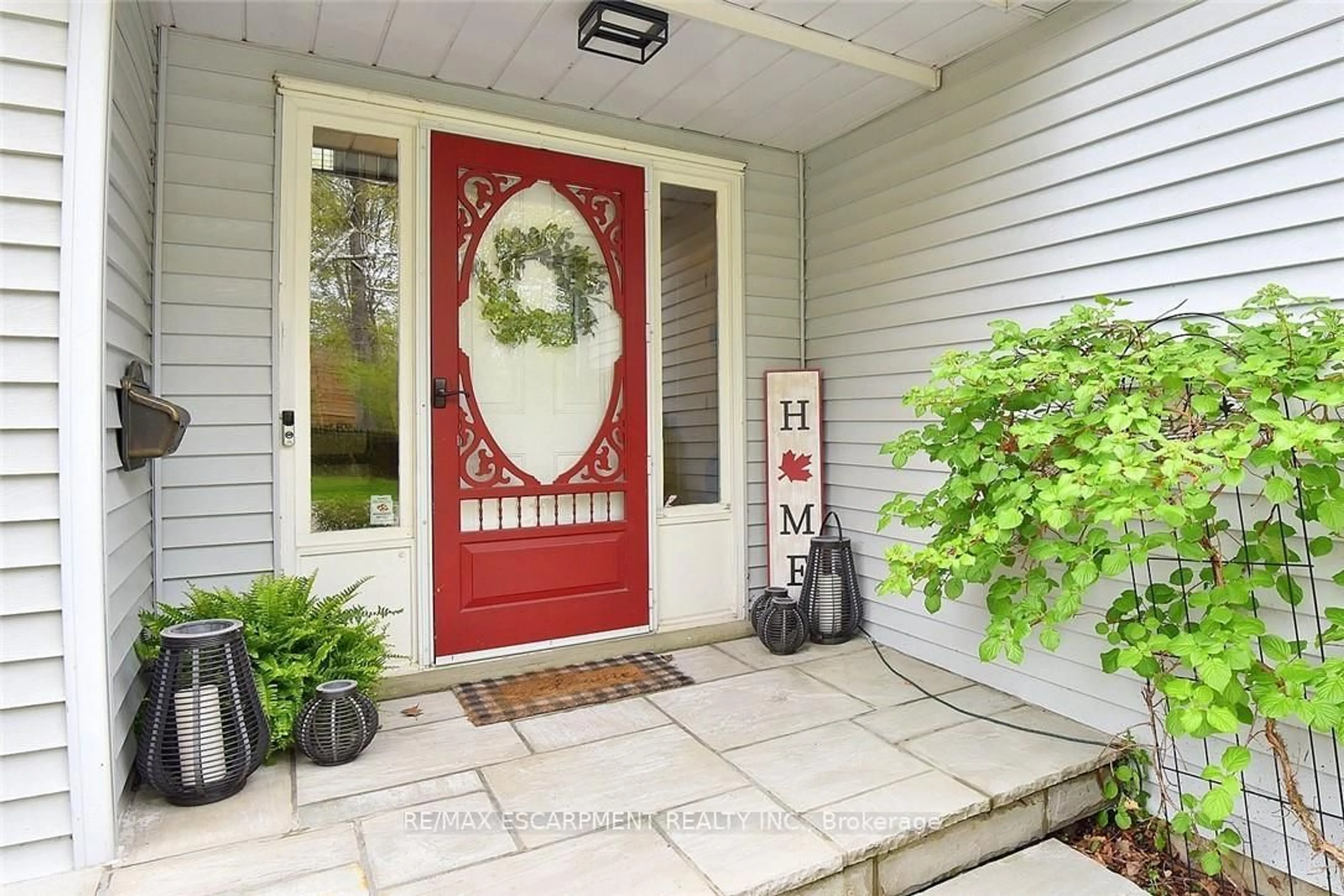 Indoor entryway for 34 PIMLICO Dr, Hamilton Ontario L9H 6J5