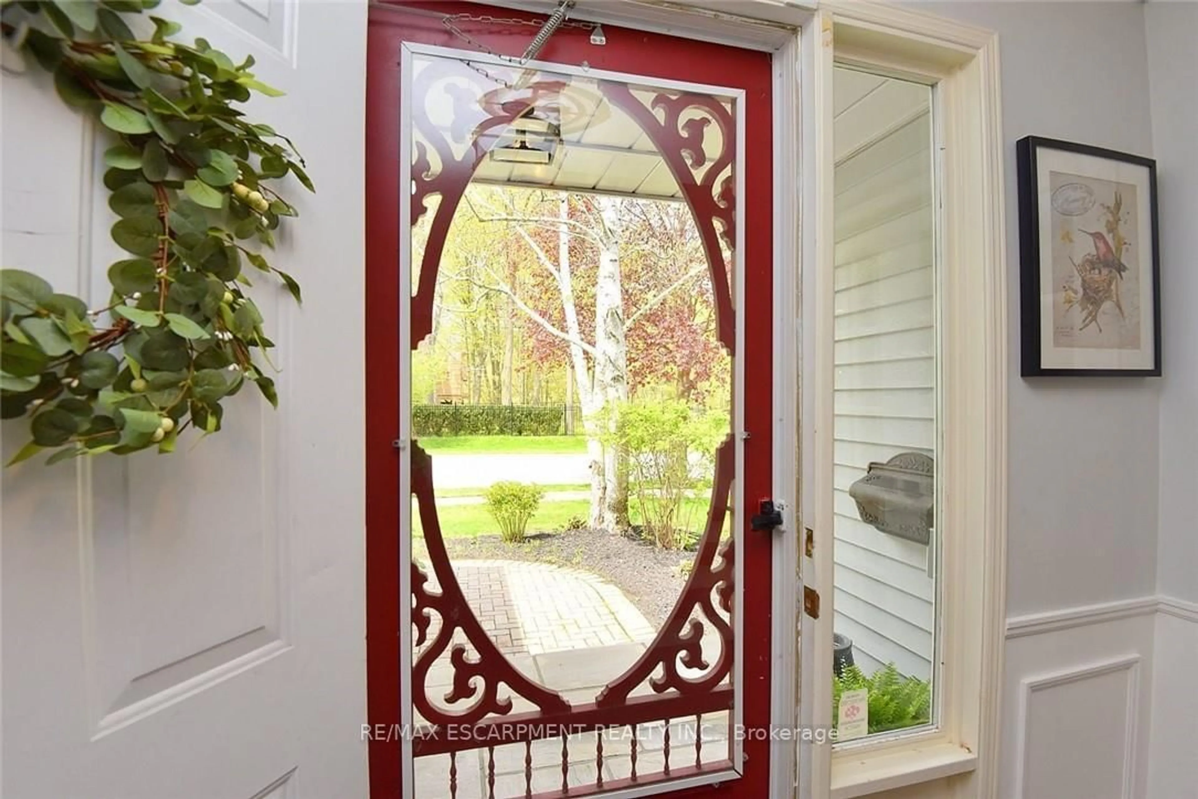 Indoor entryway for 34 PIMLICO Dr, Hamilton Ontario L9H 6J5