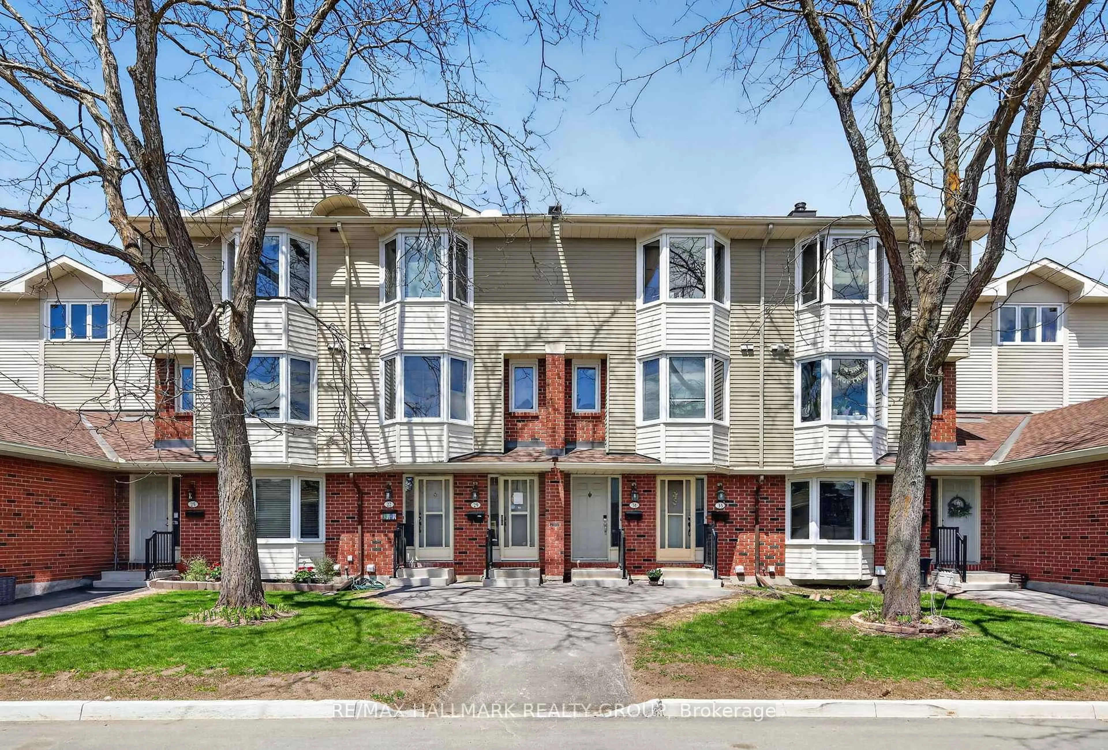 Unknown for 33 Haxby Private, Ottawa Ontario K1T 3B5