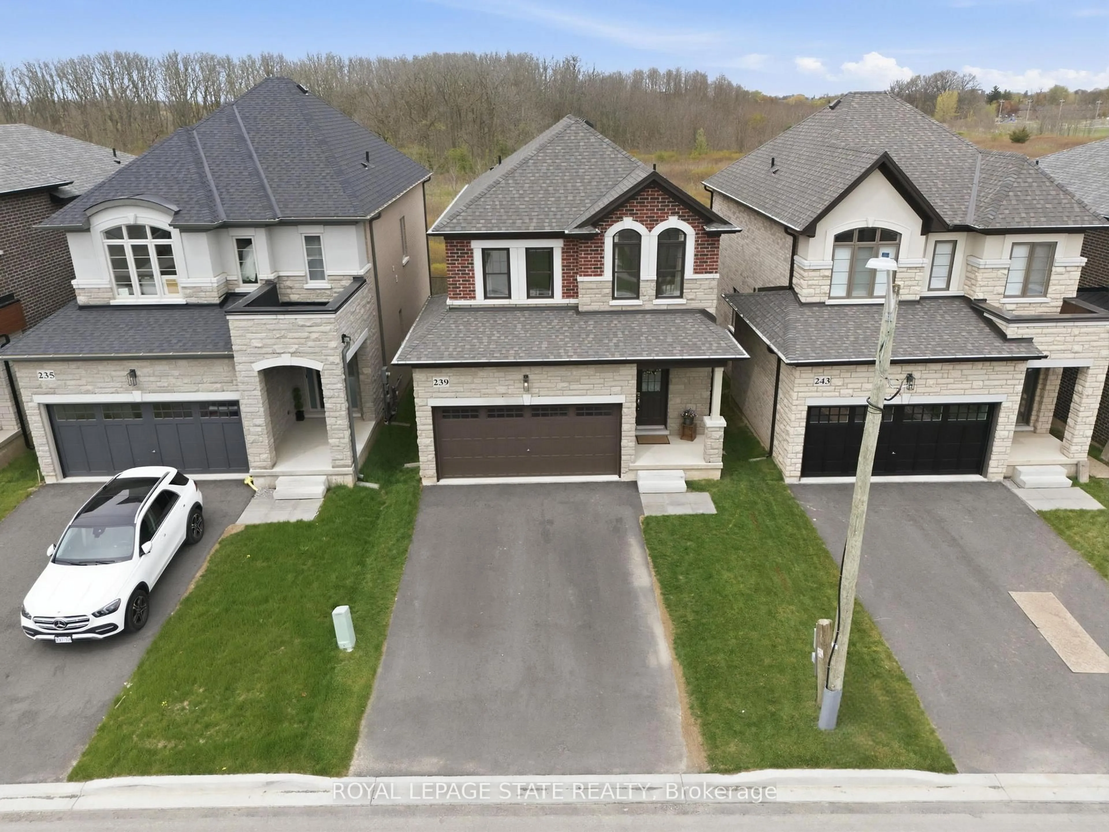A pic from outside/outdoor area/front of a property/back of a property/a pic from drone, street for 239 Alessio Dr, Hamilton Ontario L9B 0K7
