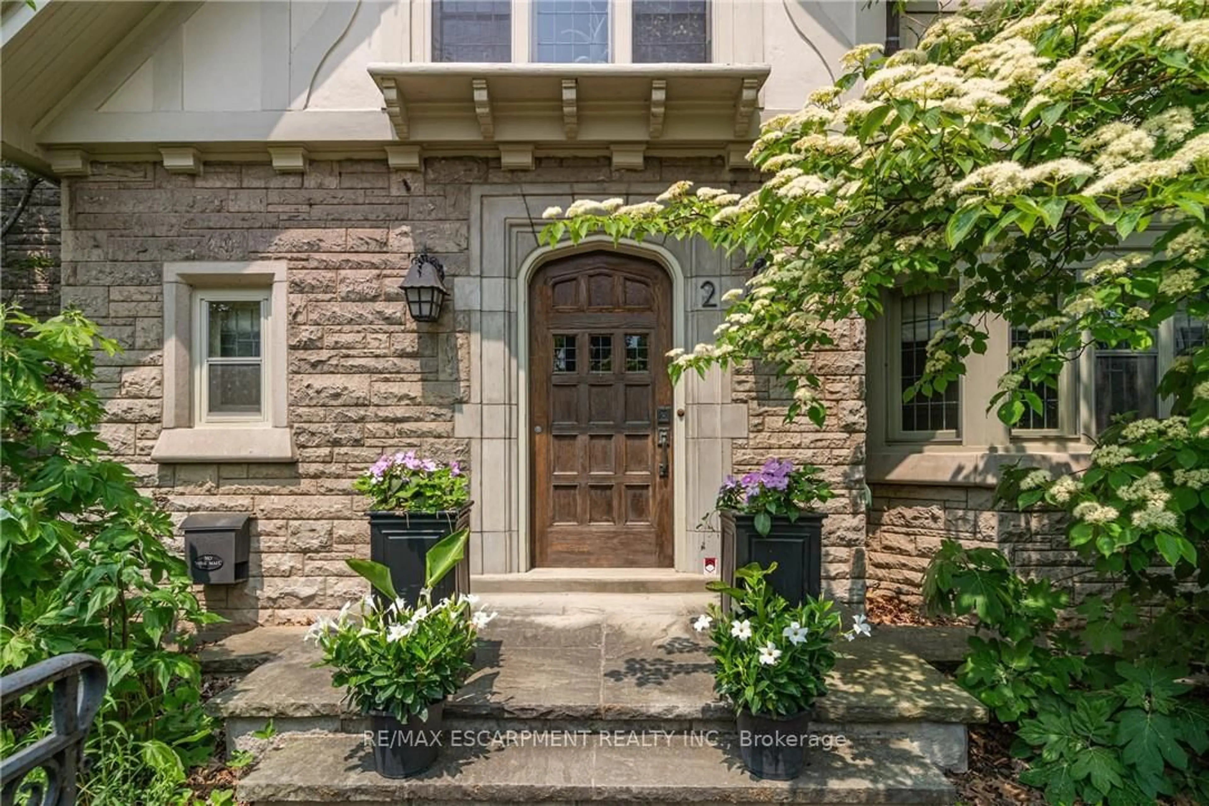 Indoor entryway for 2 Oak Knoll Dr, Hamilton Ontario L8S 4C3