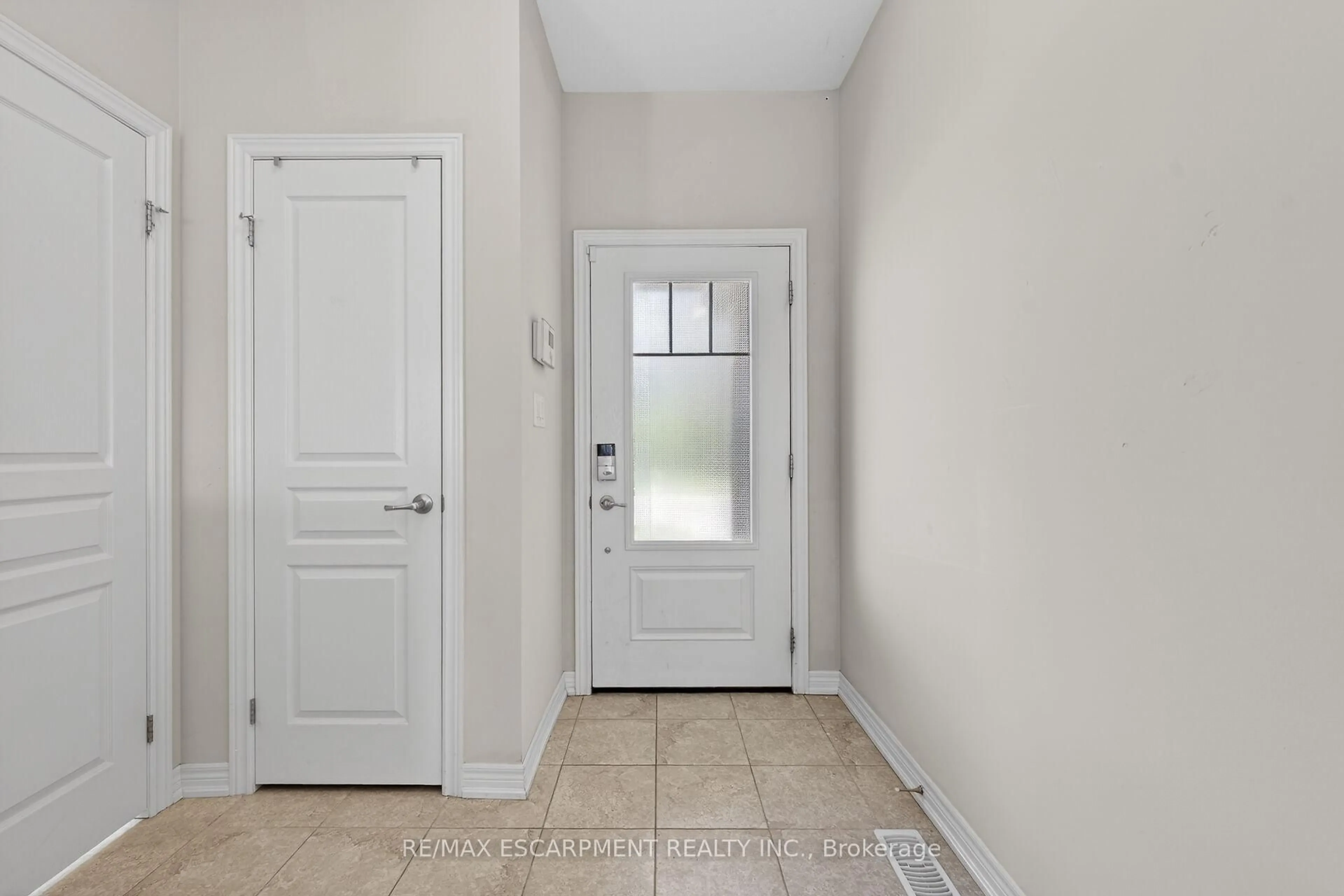 Indoor entryway for 9 Winterberry Blvd, Thorold Ontario L2V 0J1