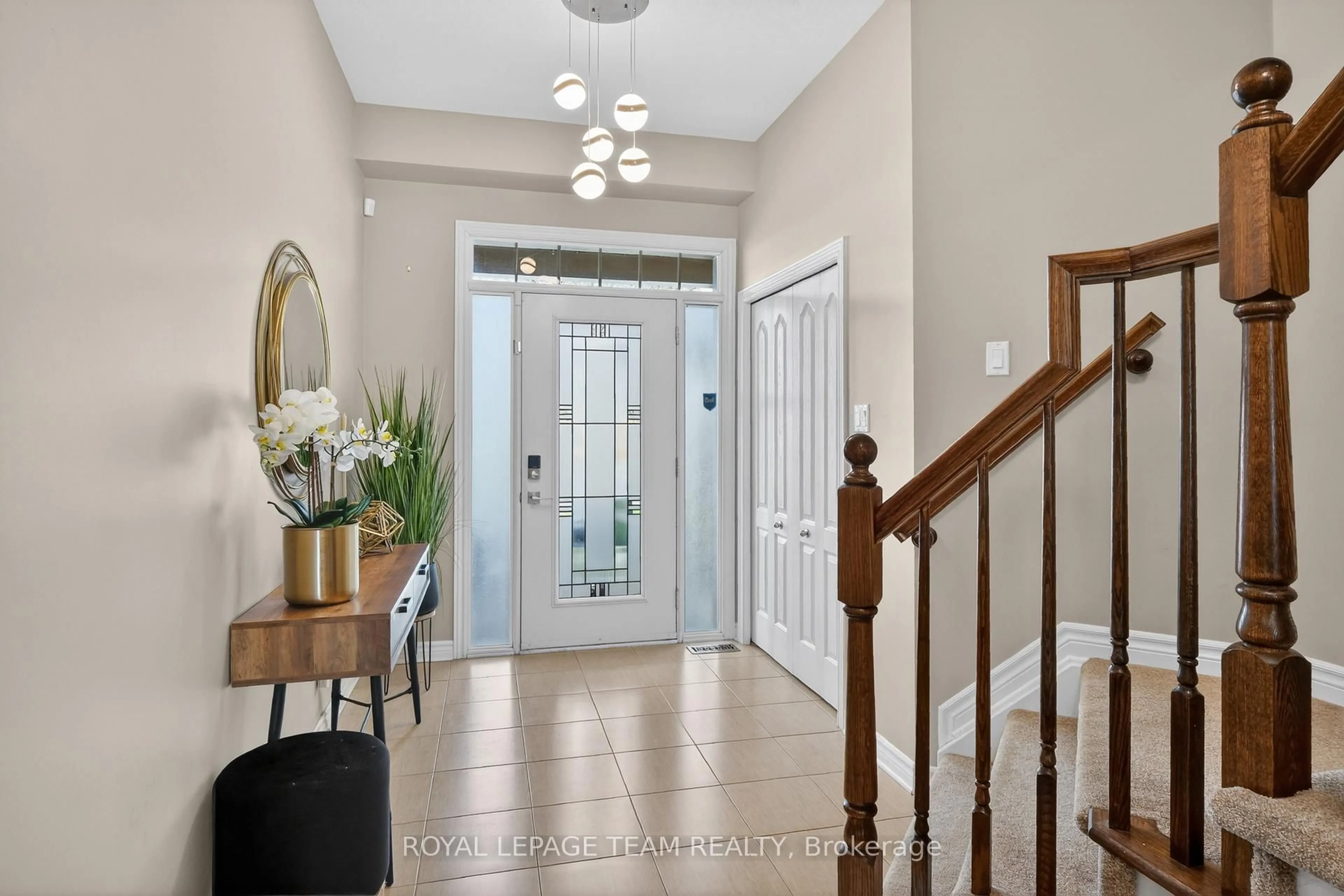 Indoor entryway for 860 WHITE ALDER Ave, Ottawa Ontario K1T 0H1