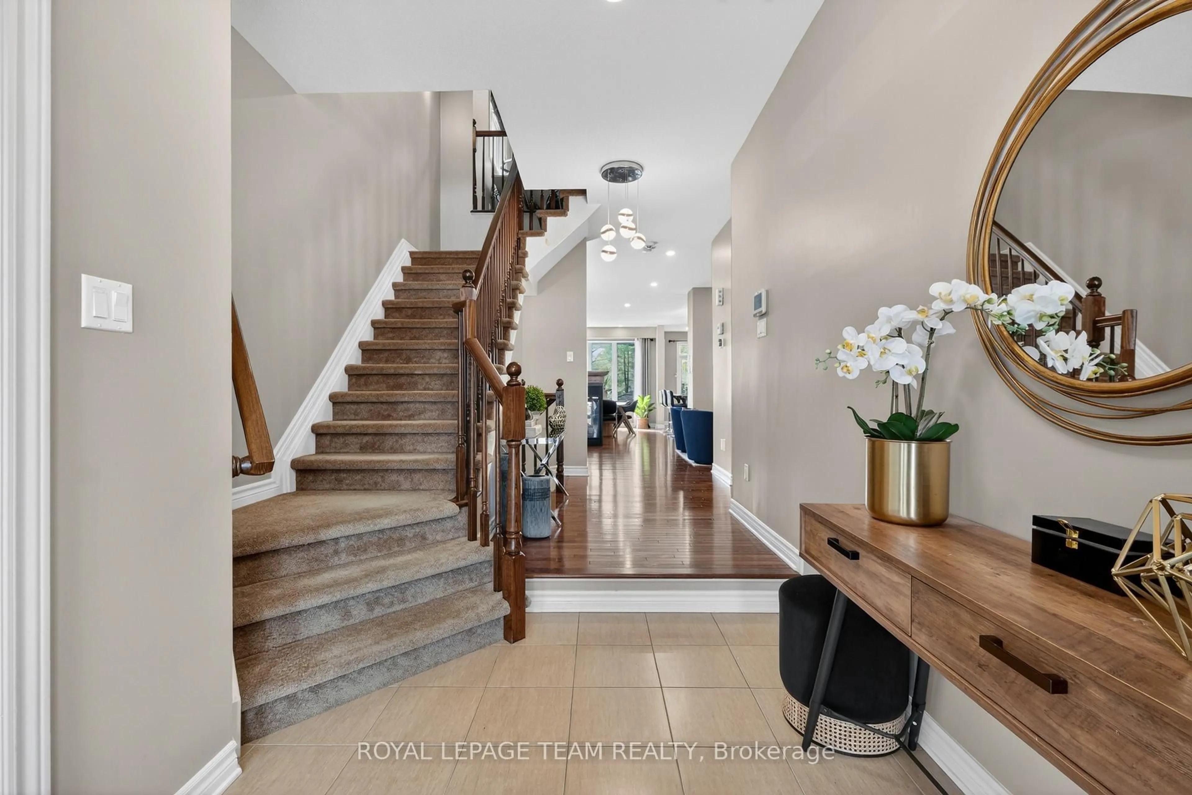 Indoor entryway for 860 WHITE ALDER Ave, Ottawa Ontario K1T 0H1