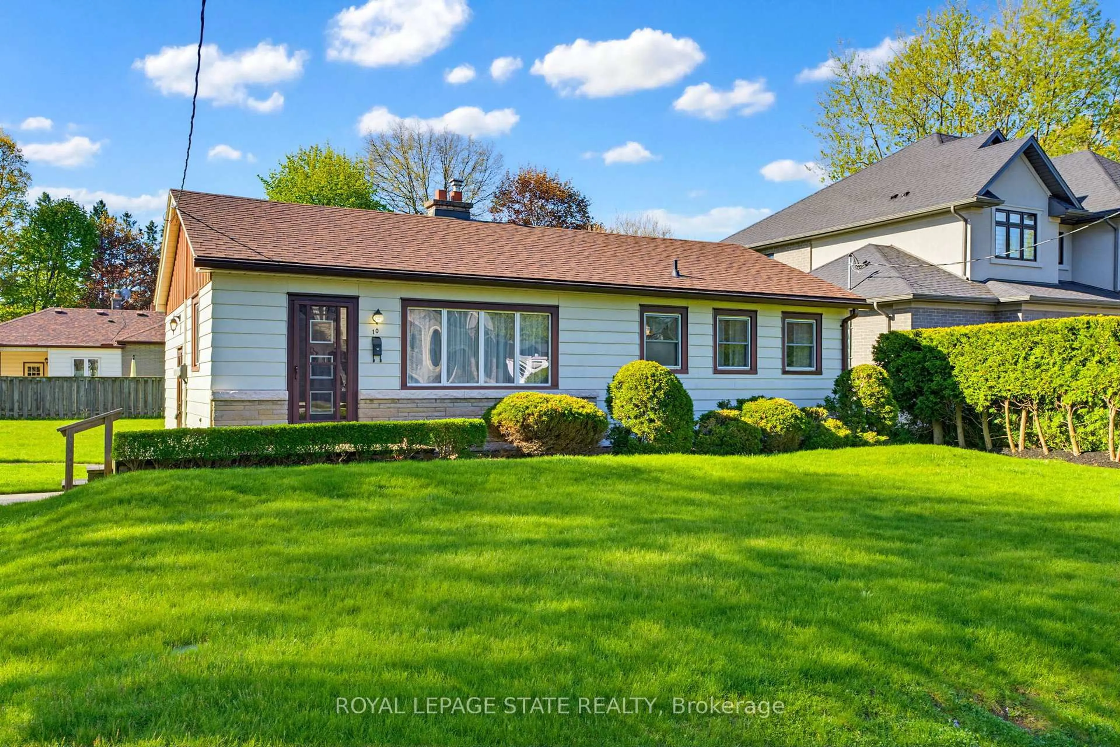 Home with vinyl exterior material, street for 10 Oakley Crt, Hamilton Ontario L9G 1T5