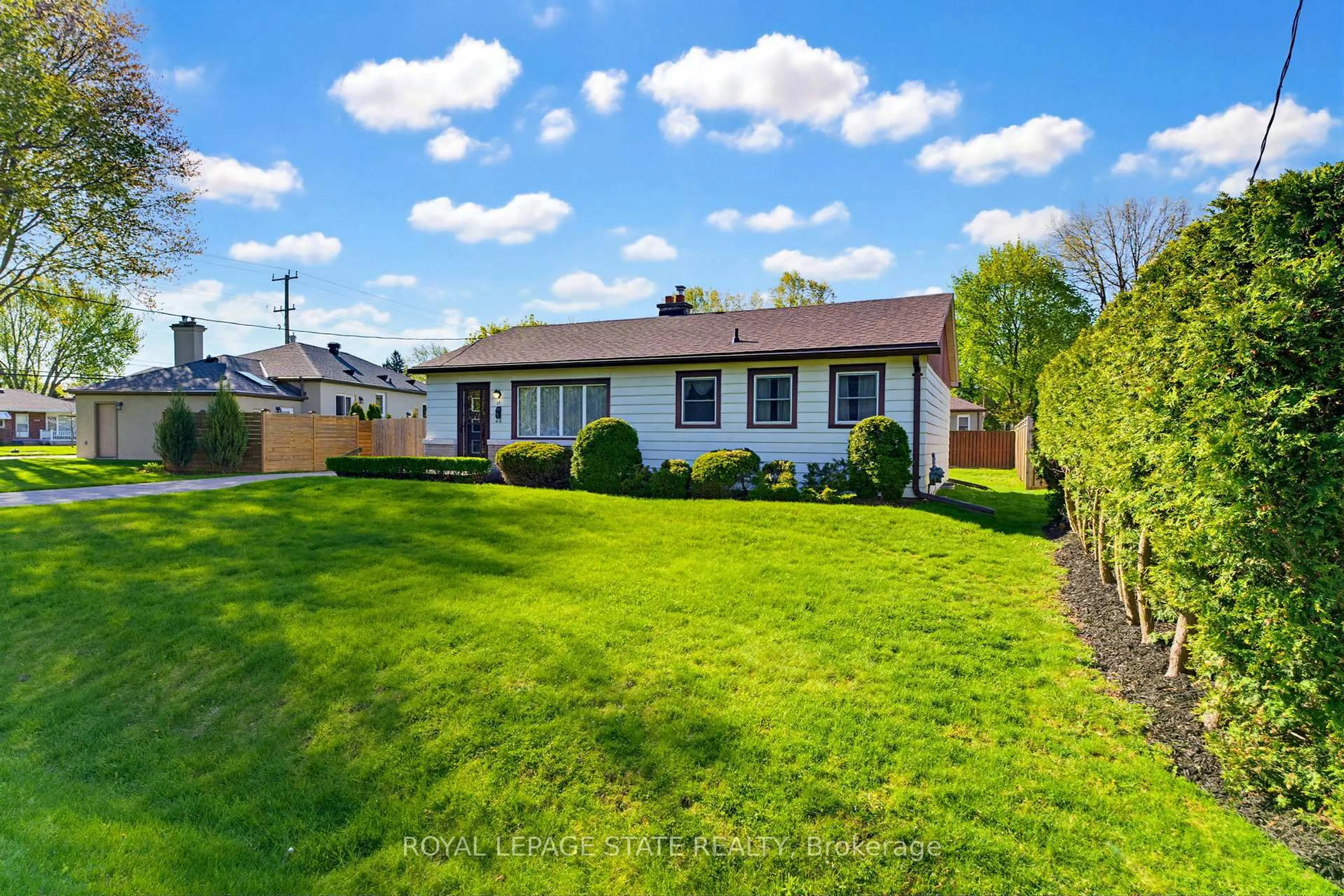 A pic from outside/outdoor area/front of a property/back of a property/a pic from drone, street for 10 Oakley Crt, Hamilton Ontario L9G 1T5
