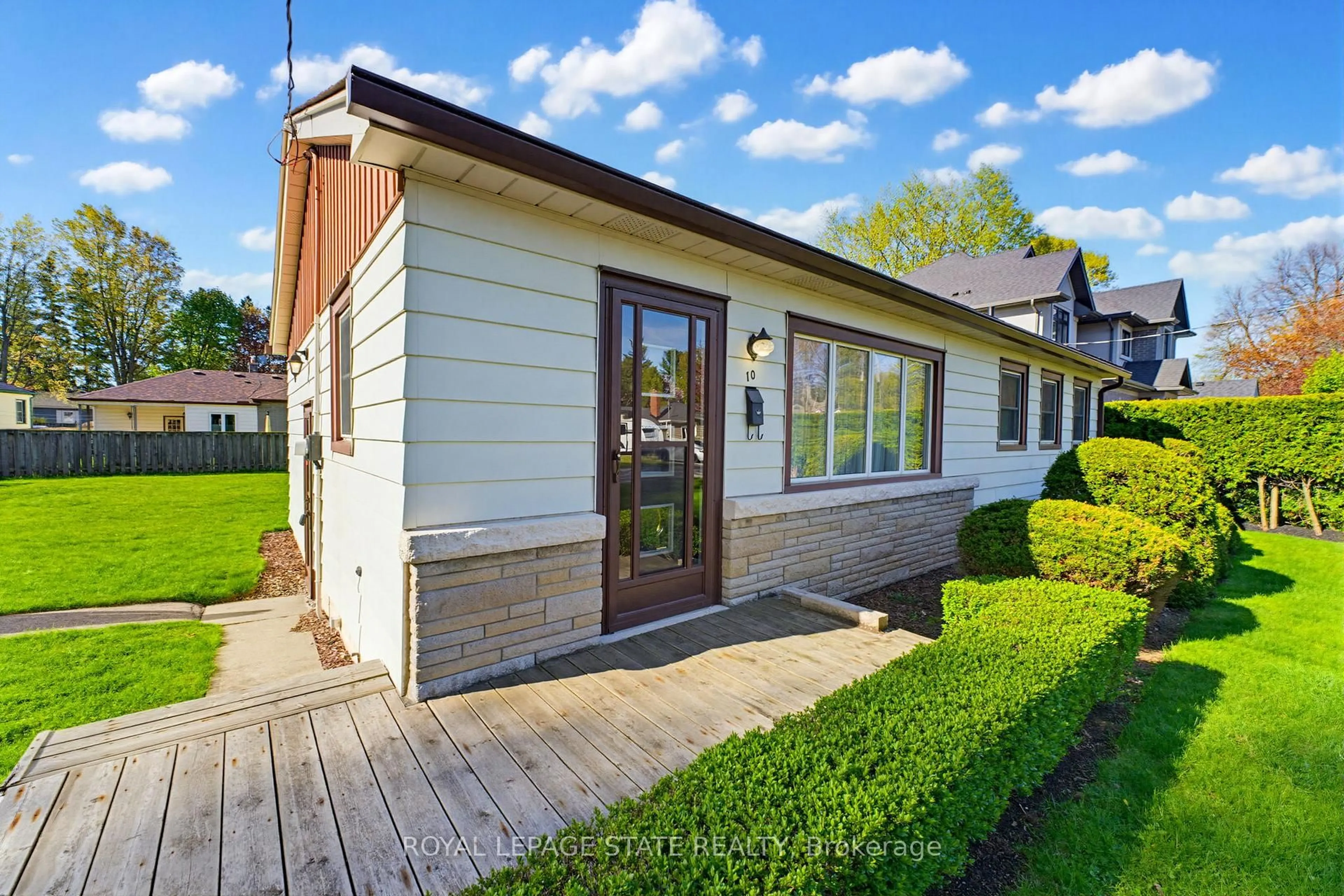 Home with vinyl exterior material, street for 10 Oakley Crt, Hamilton Ontario L9G 1T5