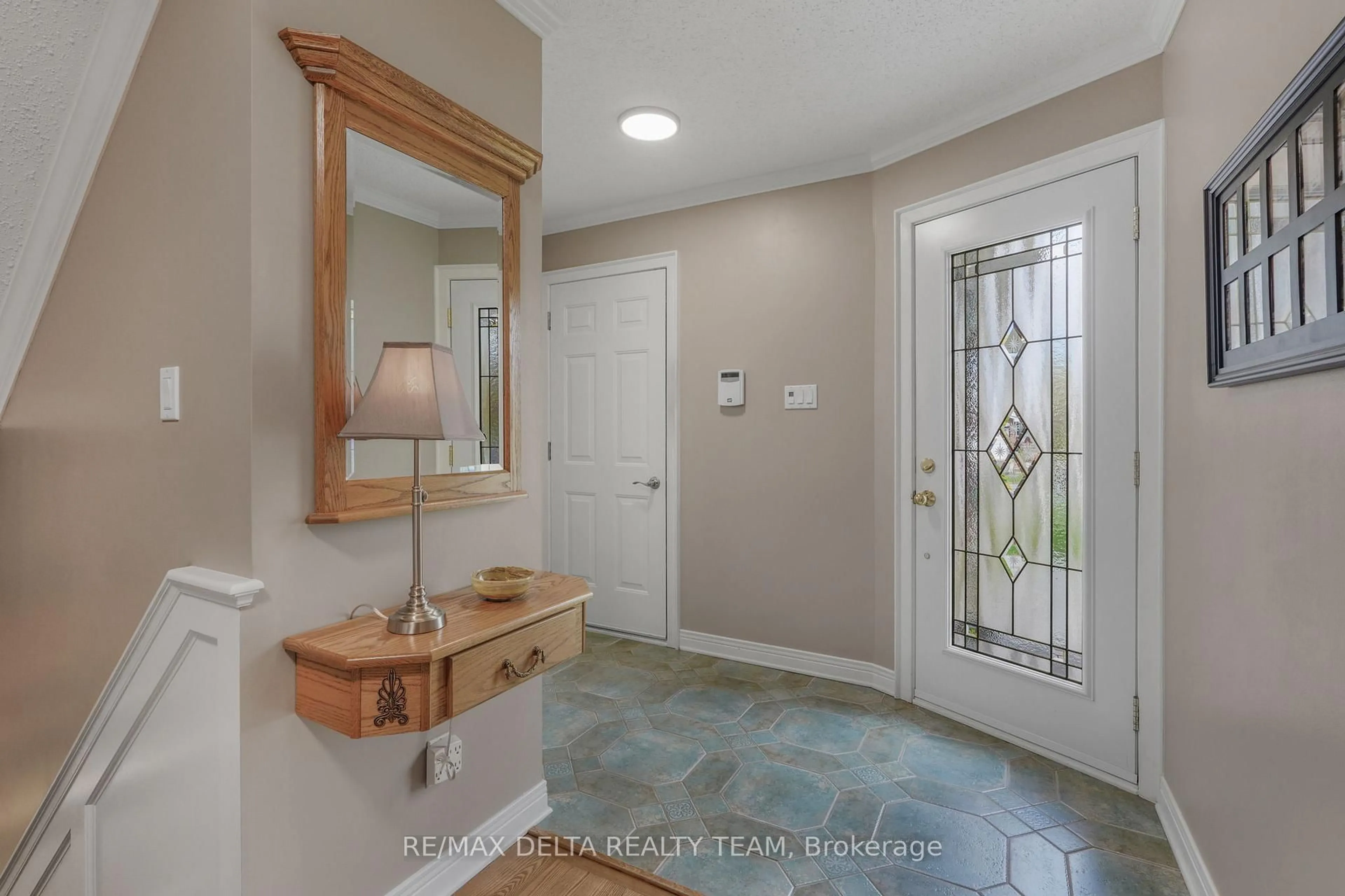 Indoor entryway for 1770 Sunview Dr, Ottawa Ontario K1C 5B2