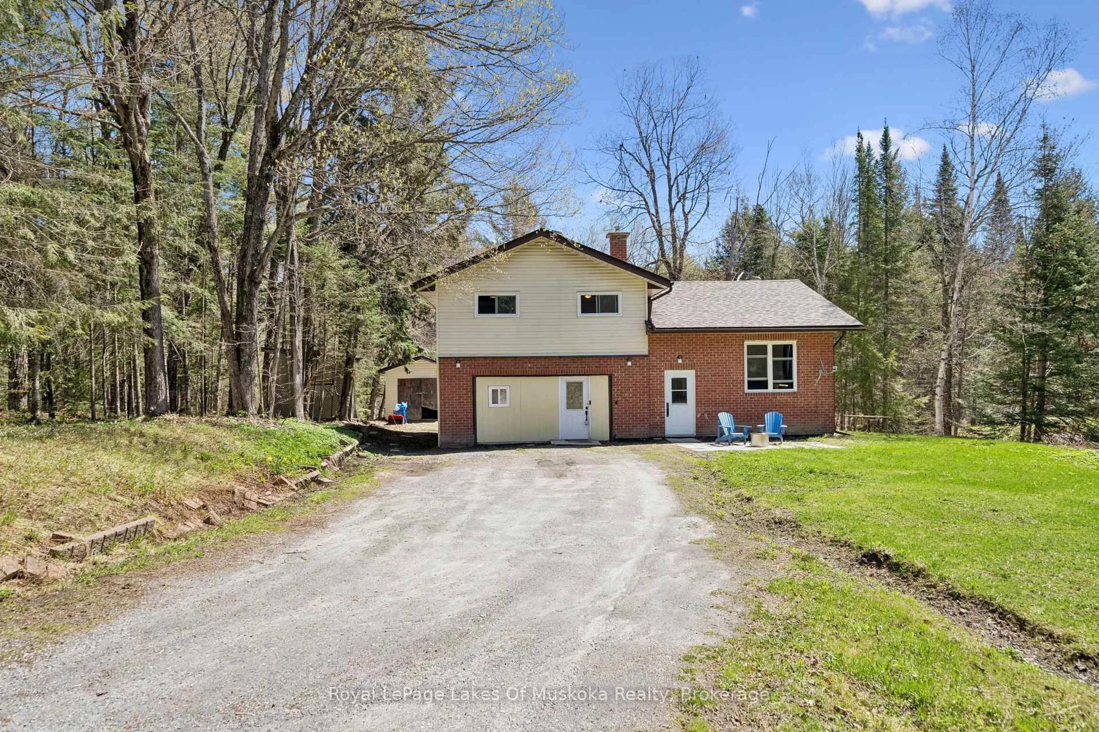 A pic from outside/outdoor area/front of a property/back of a property/a pic from drone, unknown for 1052 Old Falkenburg Rd, Bracebridge Ontario P1L 1X4