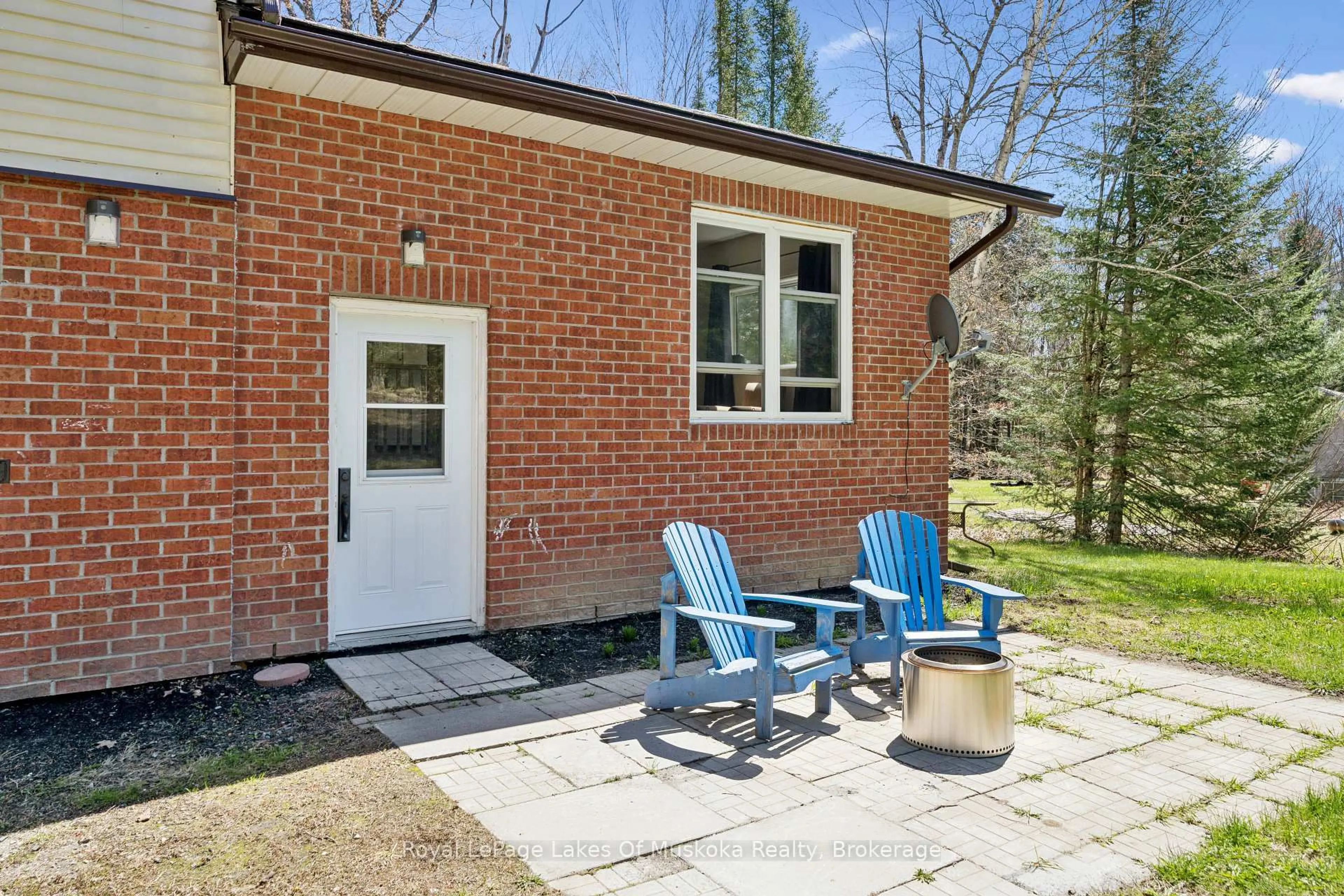 Patio, street for 1052 Old Falkenburg Rd, Bracebridge Ontario P1L 1X4