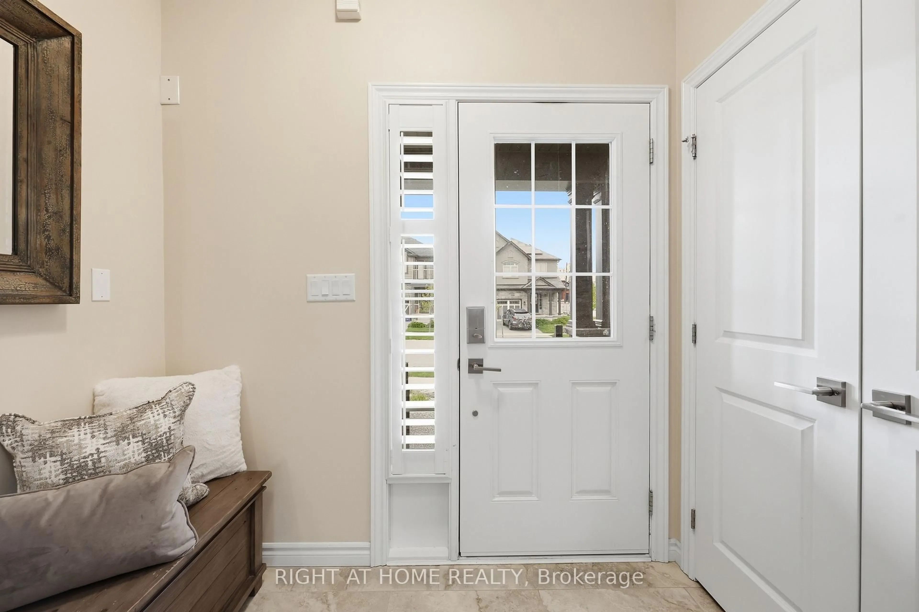 Indoor entryway for 33 Vic Chambers Pl, Brant Ontario N3L 0E6