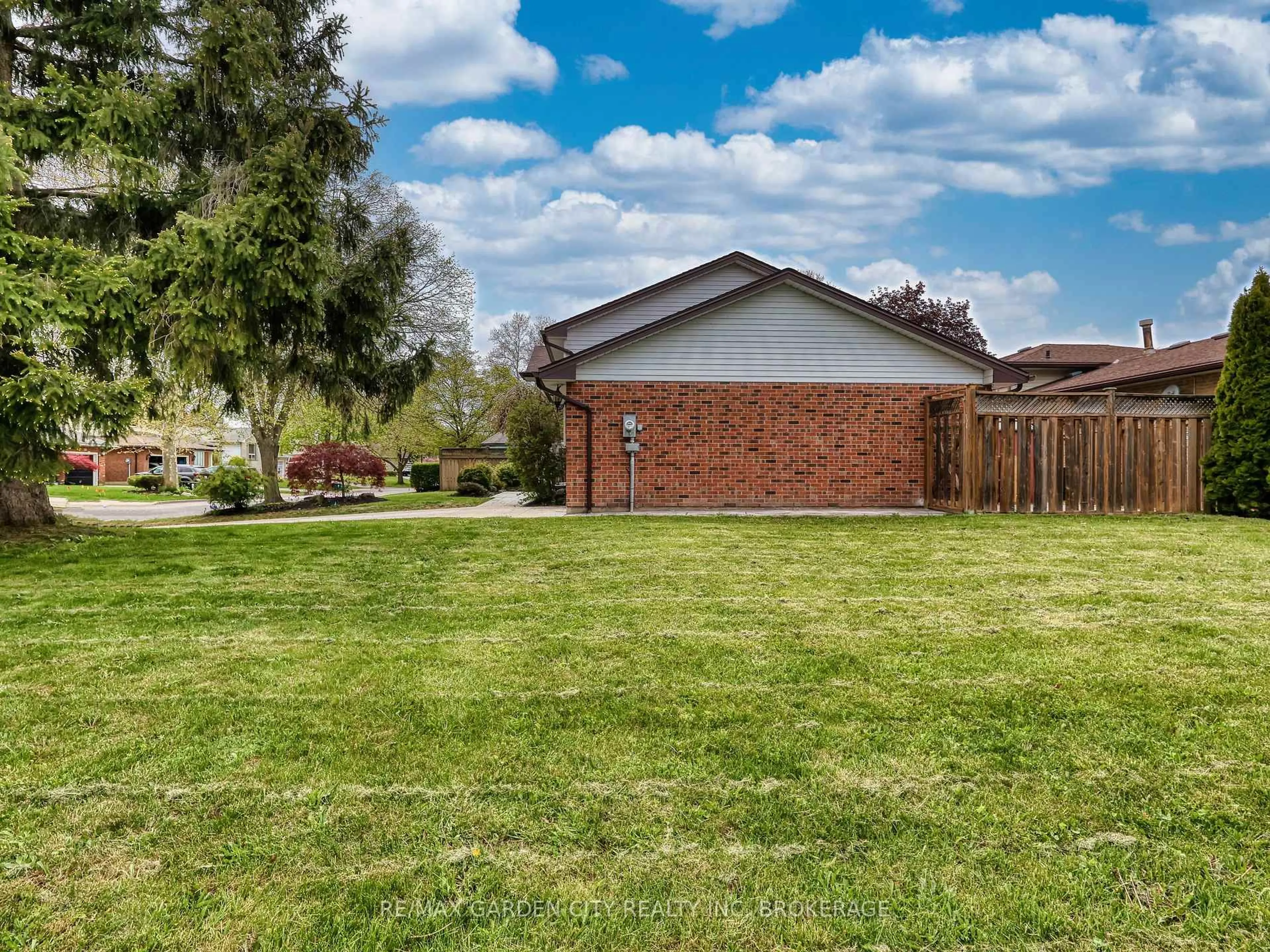 A pic from outside/outdoor area/front of a property/back of a property/a pic from drone, street for 36 Rochelle Dr, St. Catharines Ontario L2M 6Y9