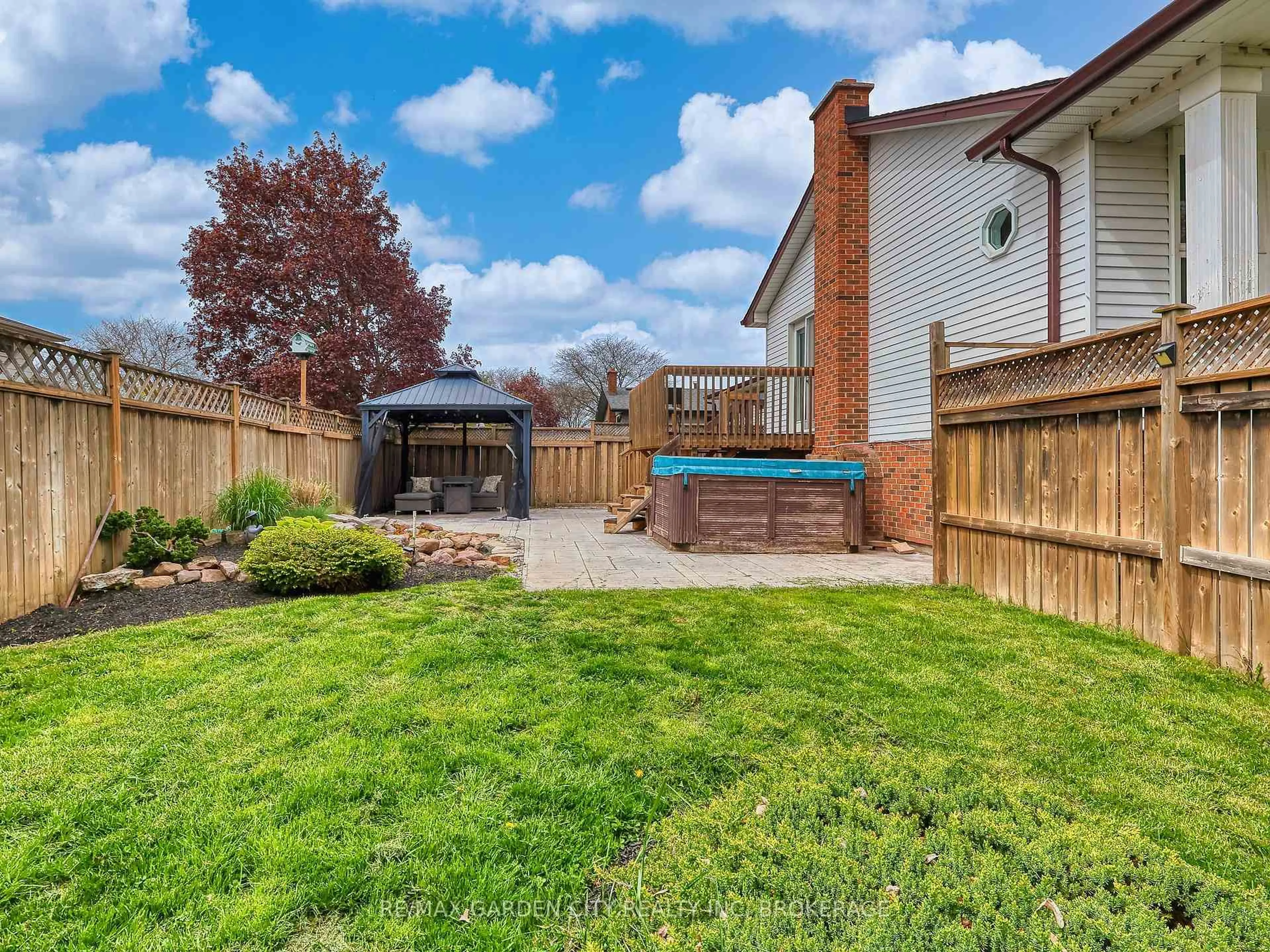 Patio, unknown for 36 Rochelle Dr, St. Catharines Ontario L2M 6Y9