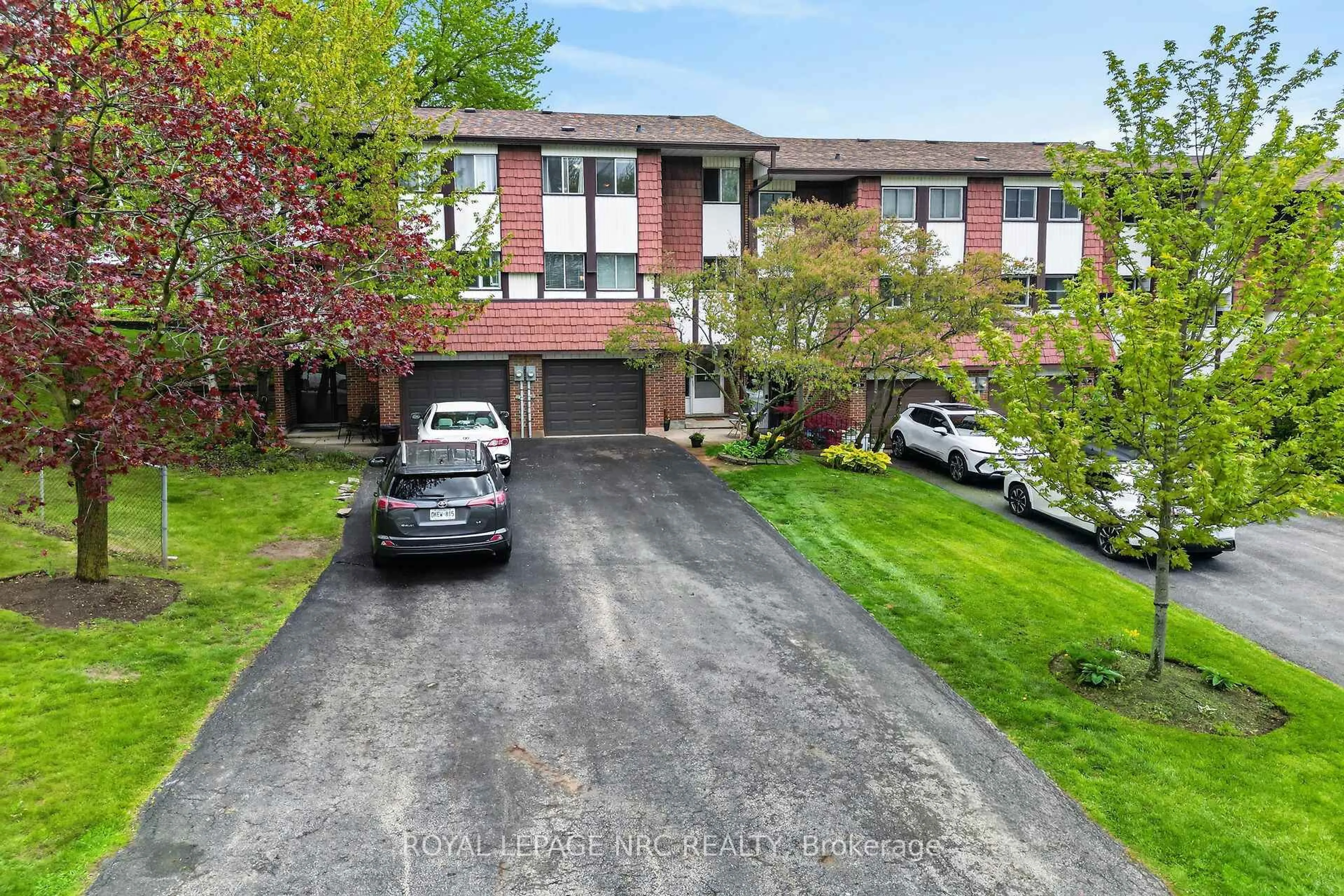 A pic from outside/outdoor area/front of a property/back of a property/a pic from drone, street for 53 Larraine Ave, Hamilton Ontario L9H 6E5